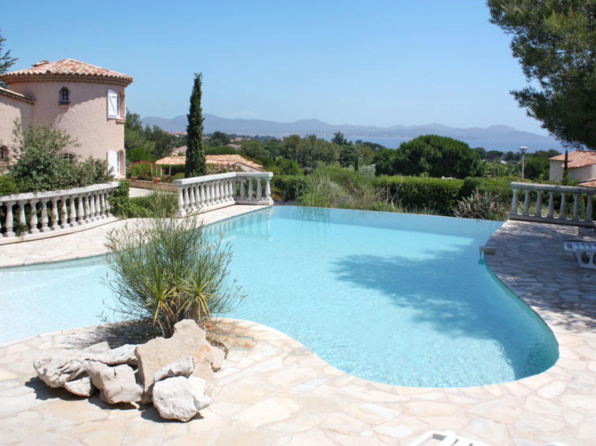 Property Image 1 - Rent Your Own Luxury Villa with 4 Bedrooms, Provence-Alpes-Côte d’Azur Villa 1081
