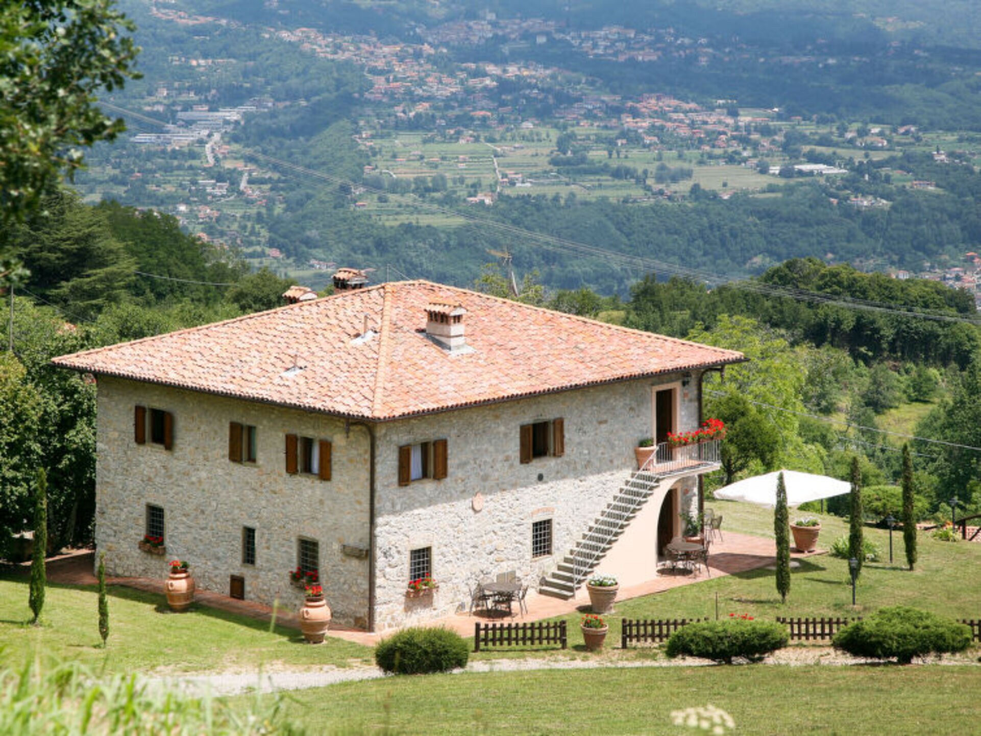 Property Image 2 - Villa with First Class Amenities, Lucca Pisa and Surroundings Villa 1077