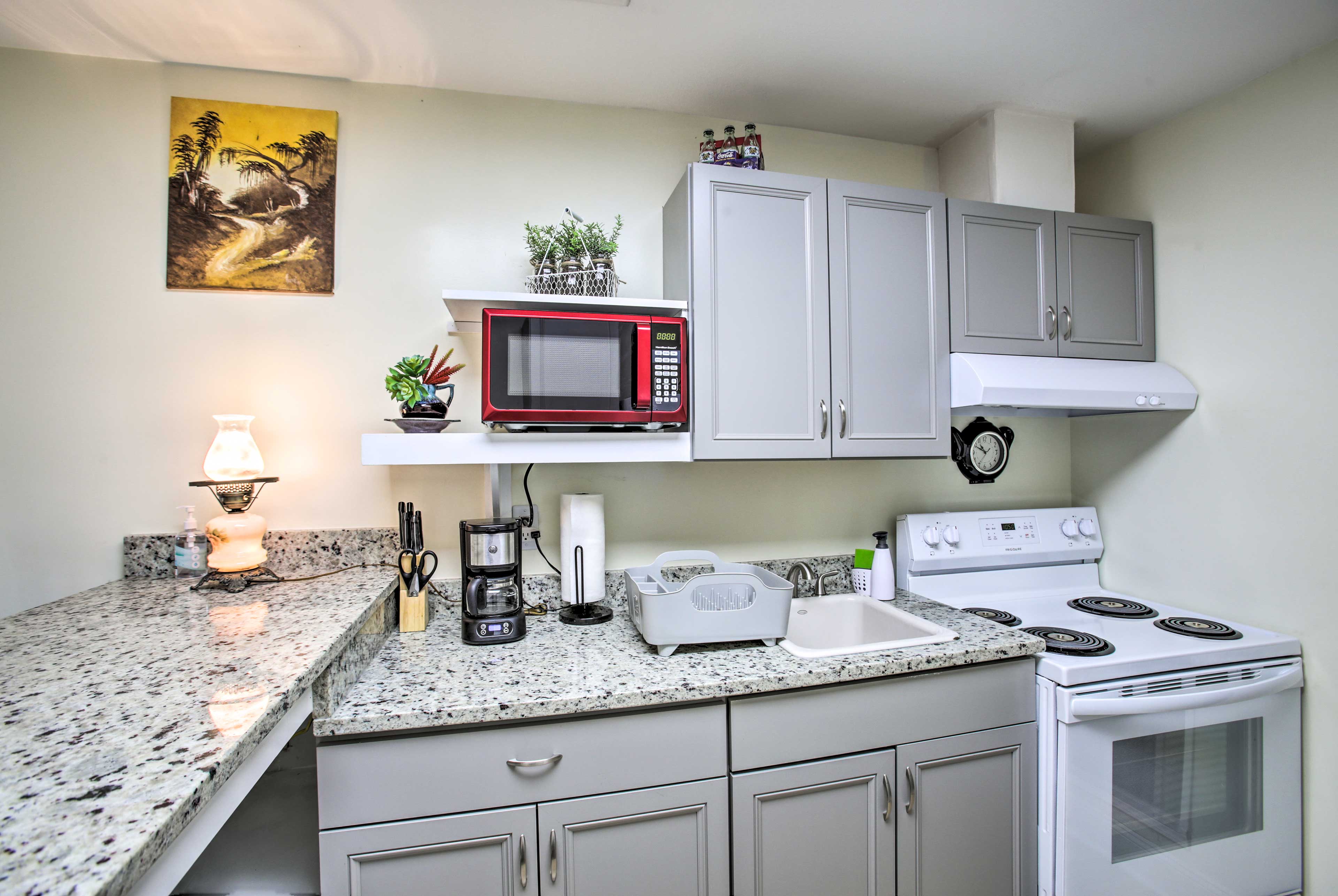 2 Mi to TPC Louisiana: Avondale Apt w/ Patio