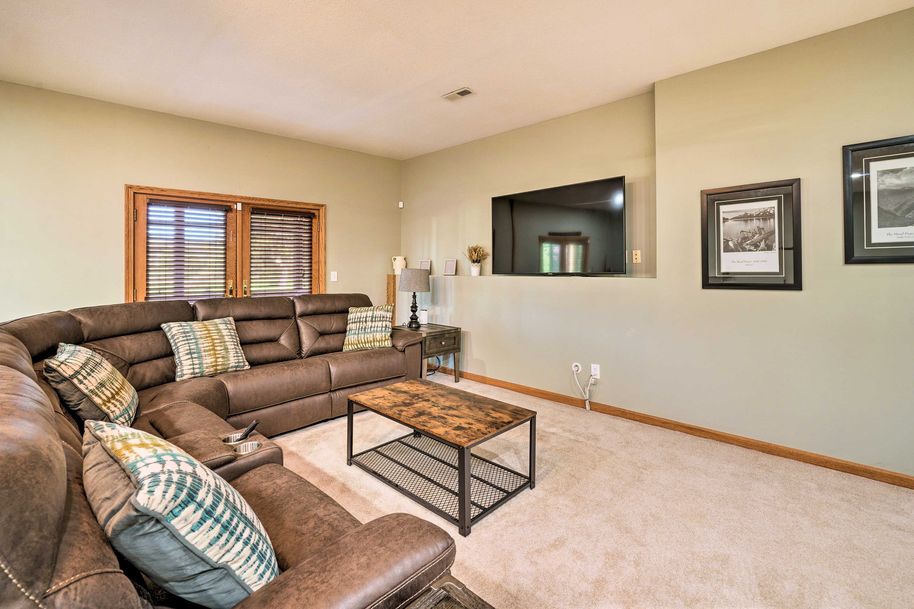 Apple Valley Home, Shared Golf Course On-Site