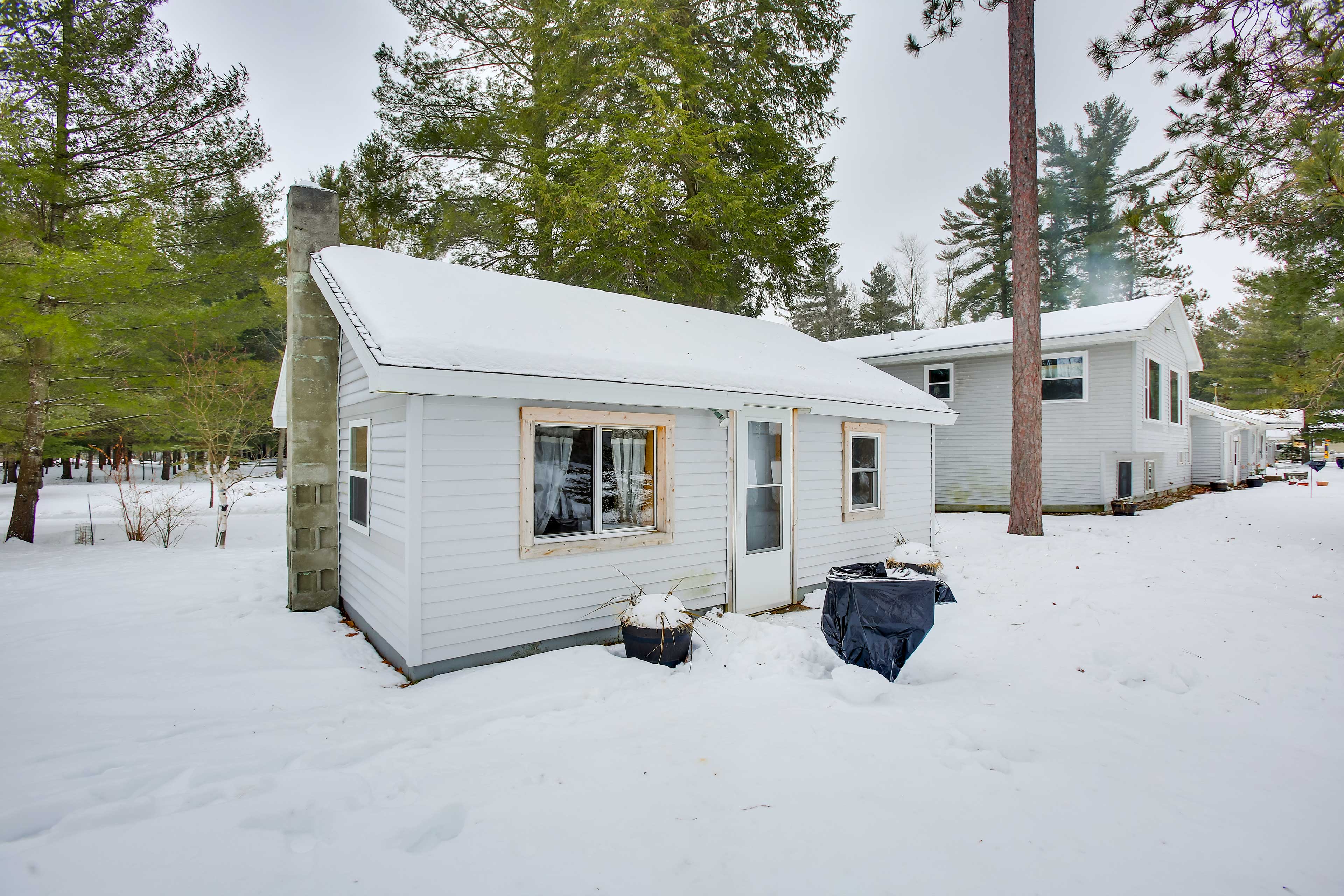 Property Image 1 - Pine Ridge Resort Cabin on Bass Lake w/ Dock!