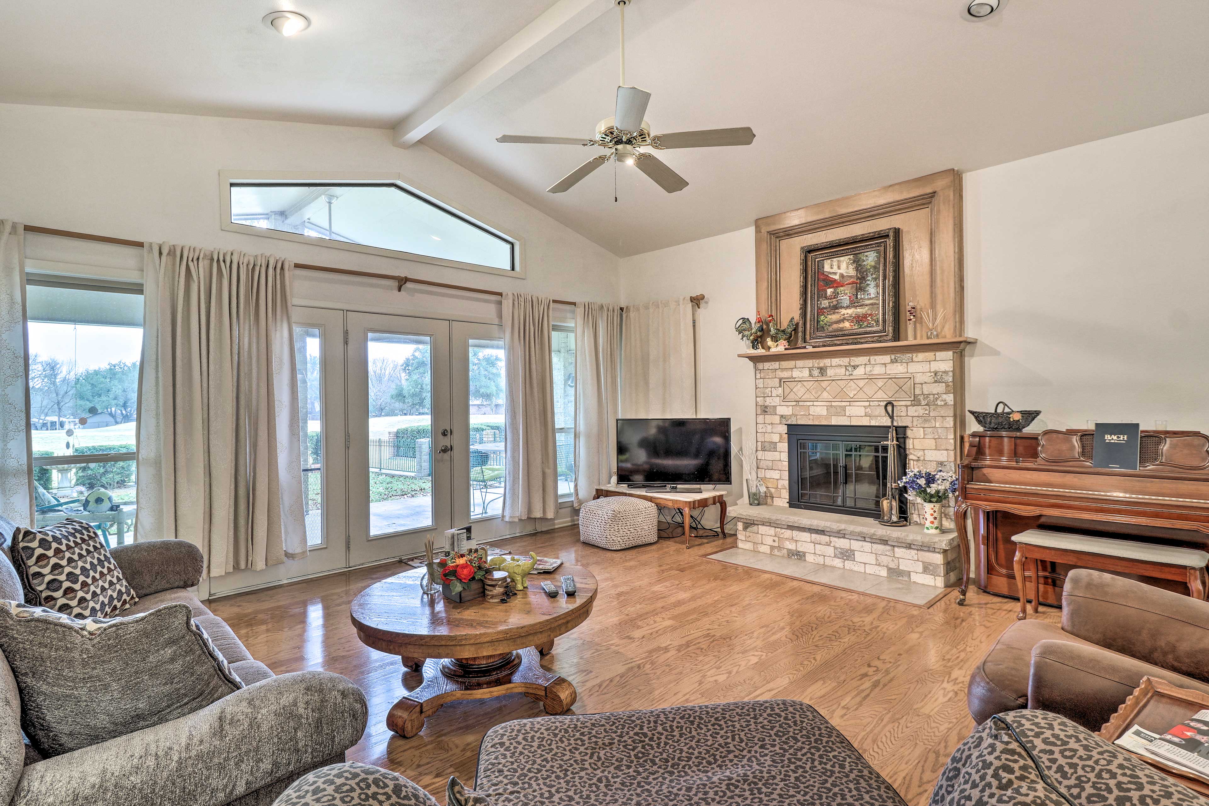 Salado Retreat w/ Grill & Golf Course Views!