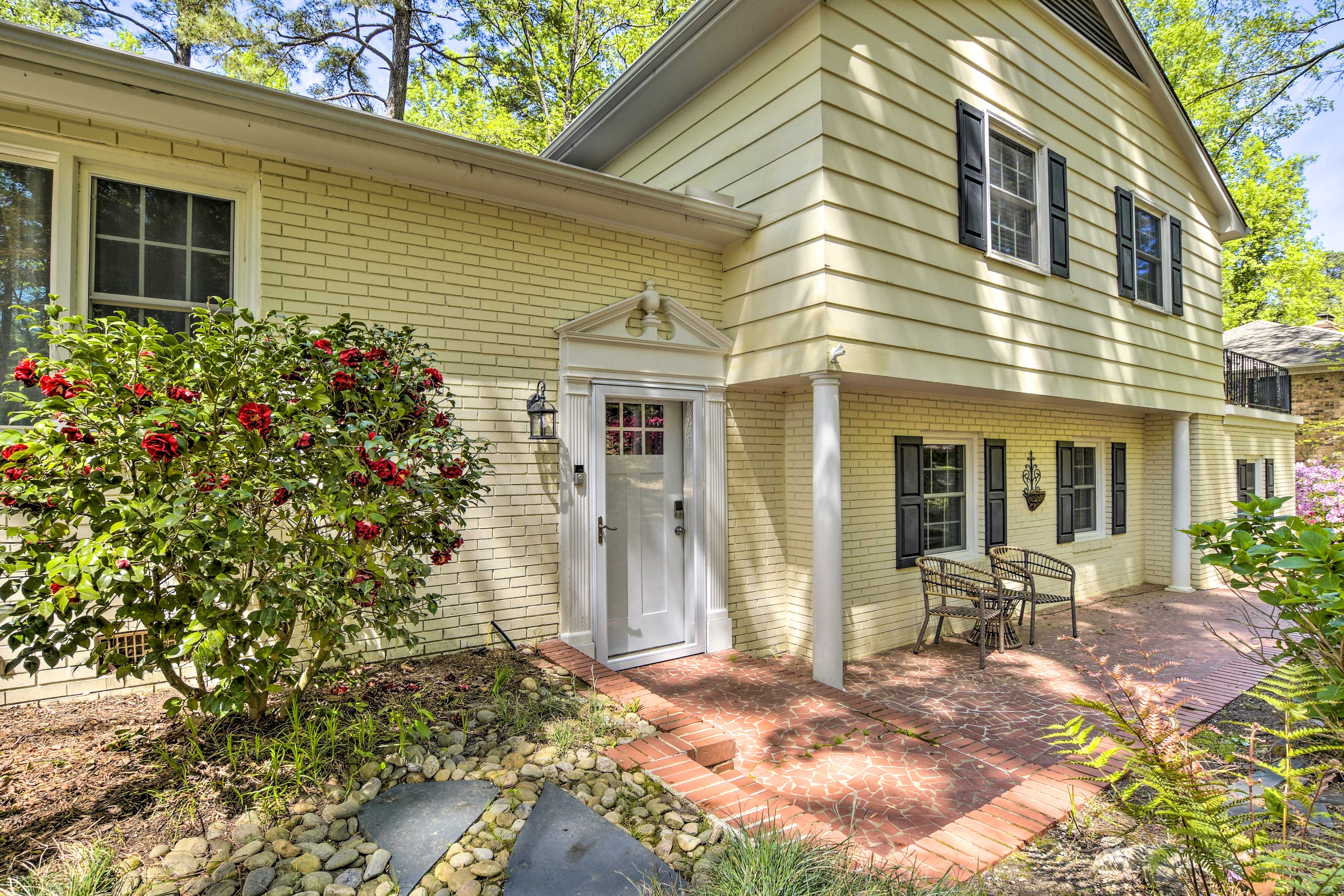 Bright Cary Home with Deck < 15 Mi to Raleigh!