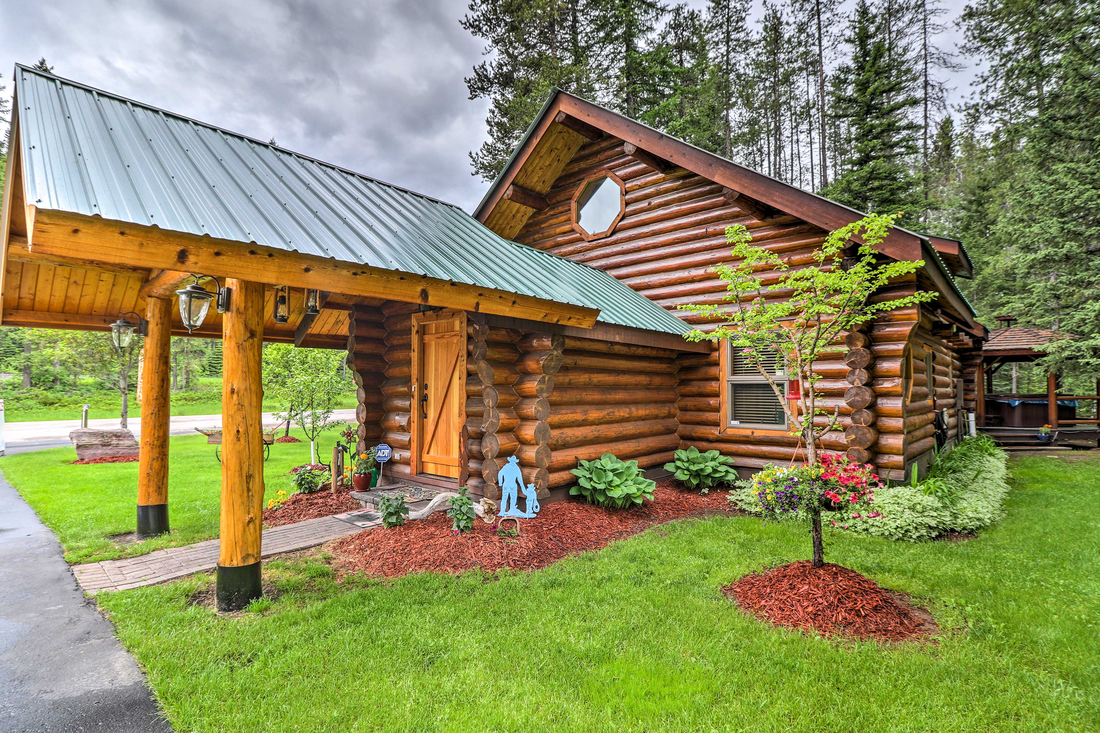 Property Image 2 - Cozy Glacier Park Log Cabin - ’Best in the West!’