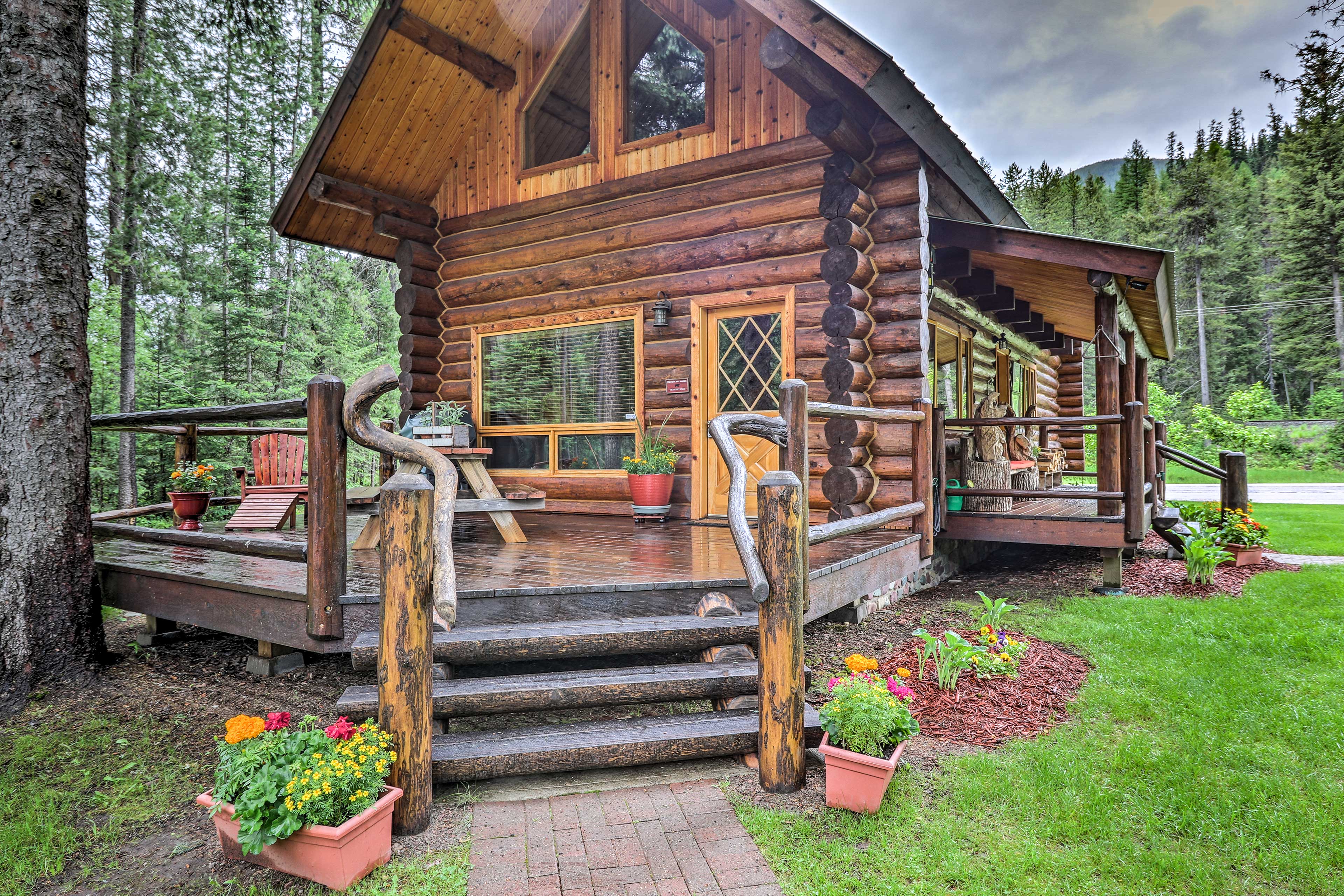 Property Image 1 - Cozy Glacier Park Log Cabin - ’Best in the West!’