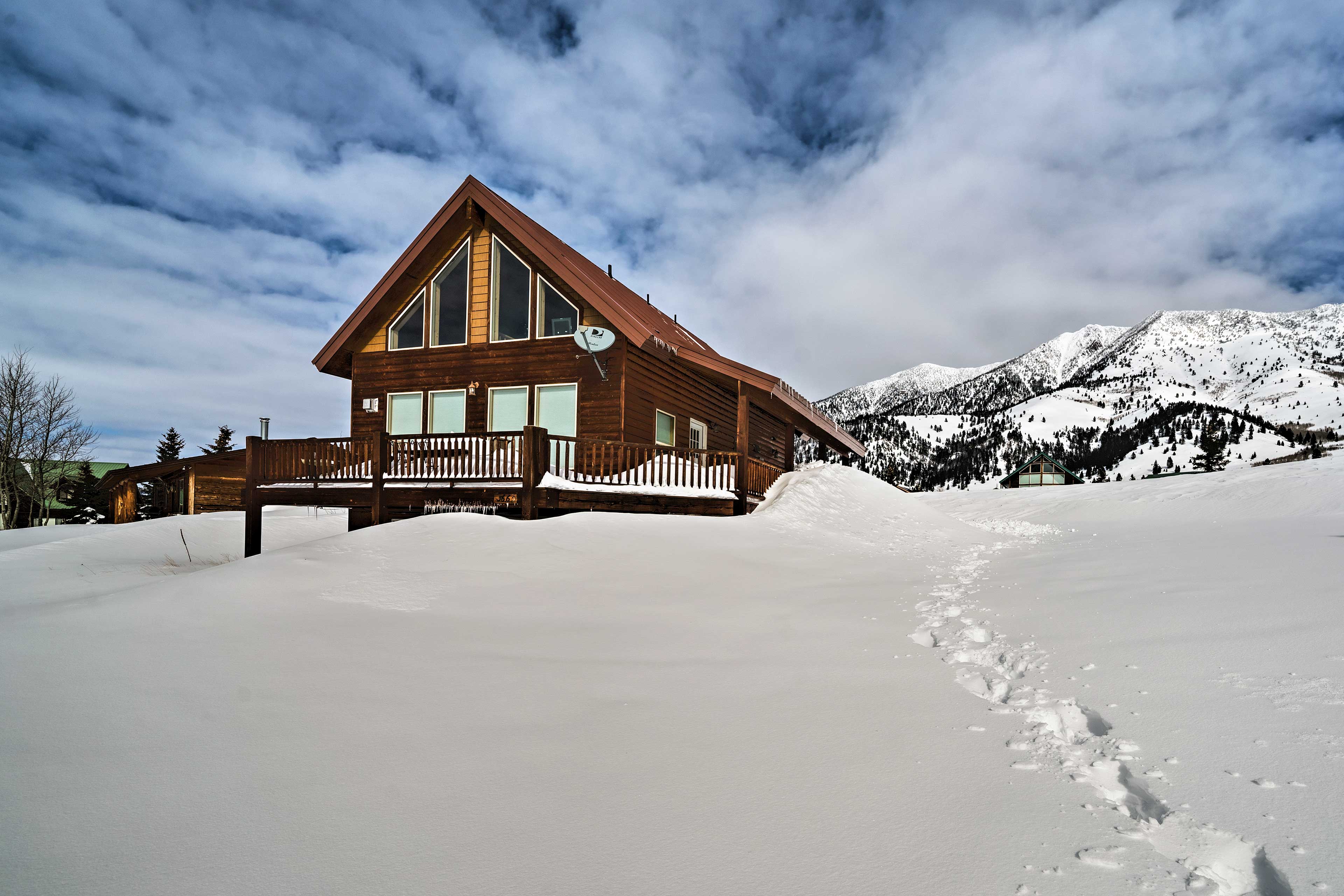 Property Image 1 - Custom Log Cabin w/ Views - 20 Mi. to Yellowstone!