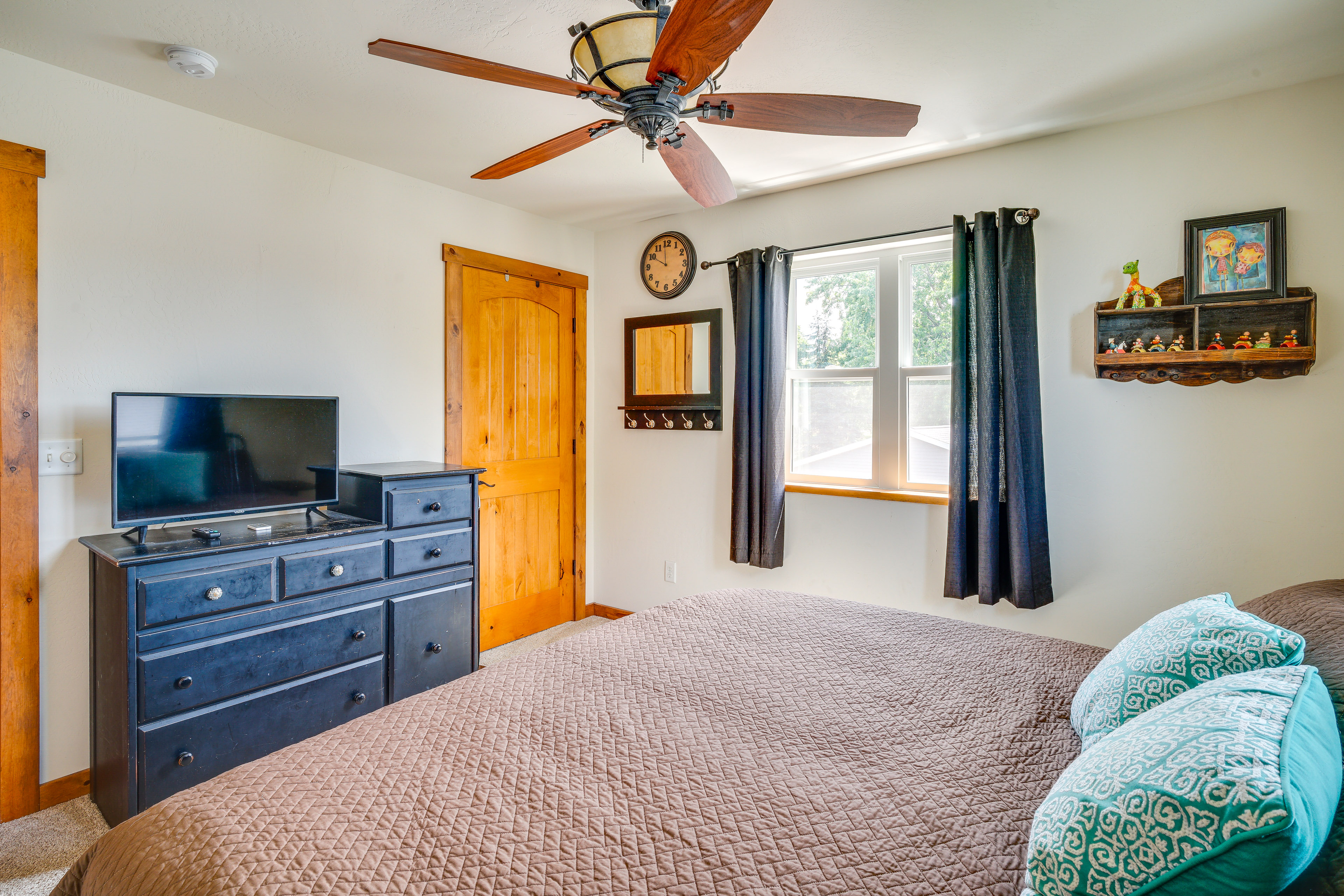 Bright Shawano Lake Oasis - Walk to Boat Launch!