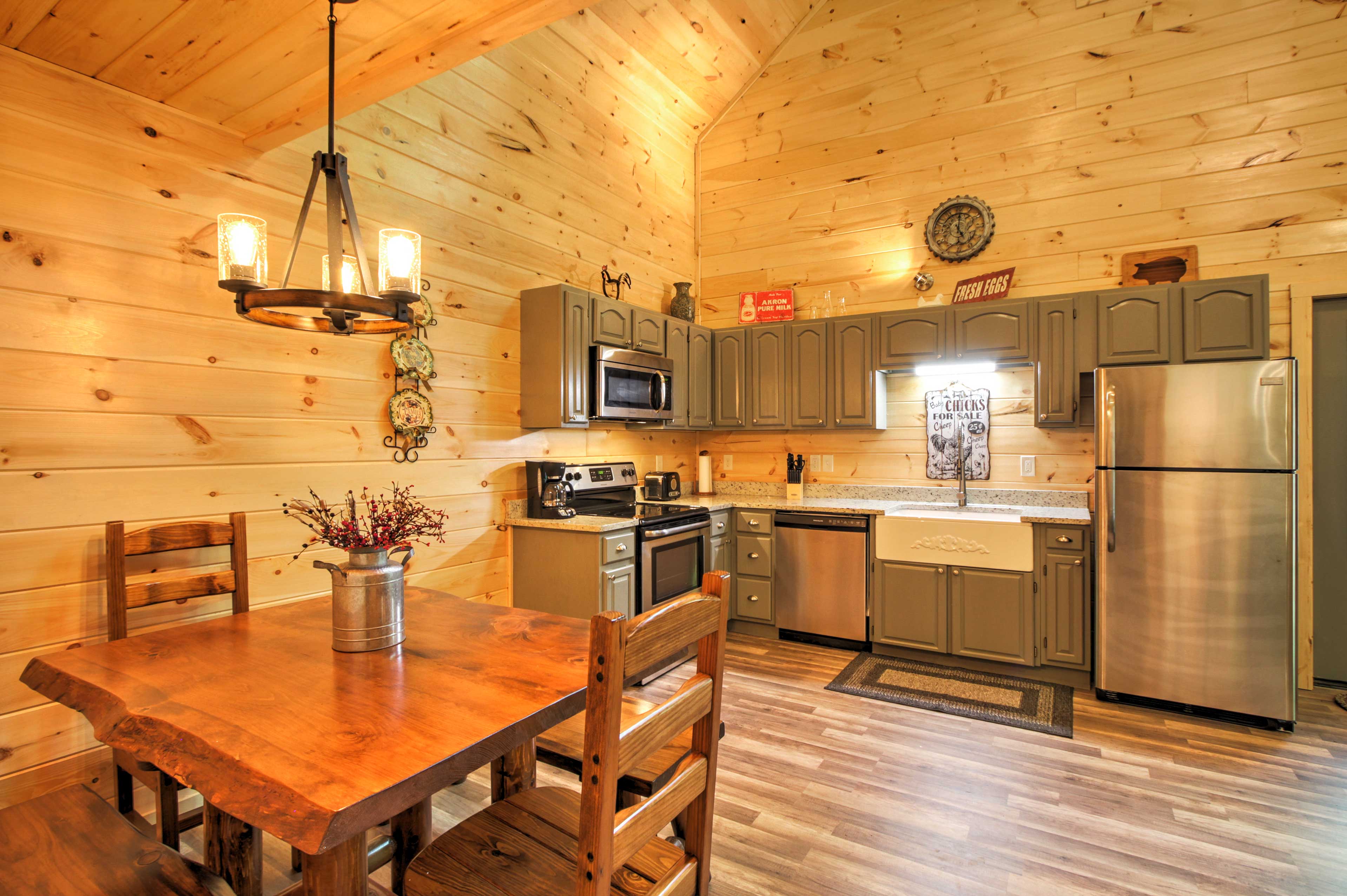 Gatlinburg Cabin w/ Hot Tub: 5 Mi to Downtown