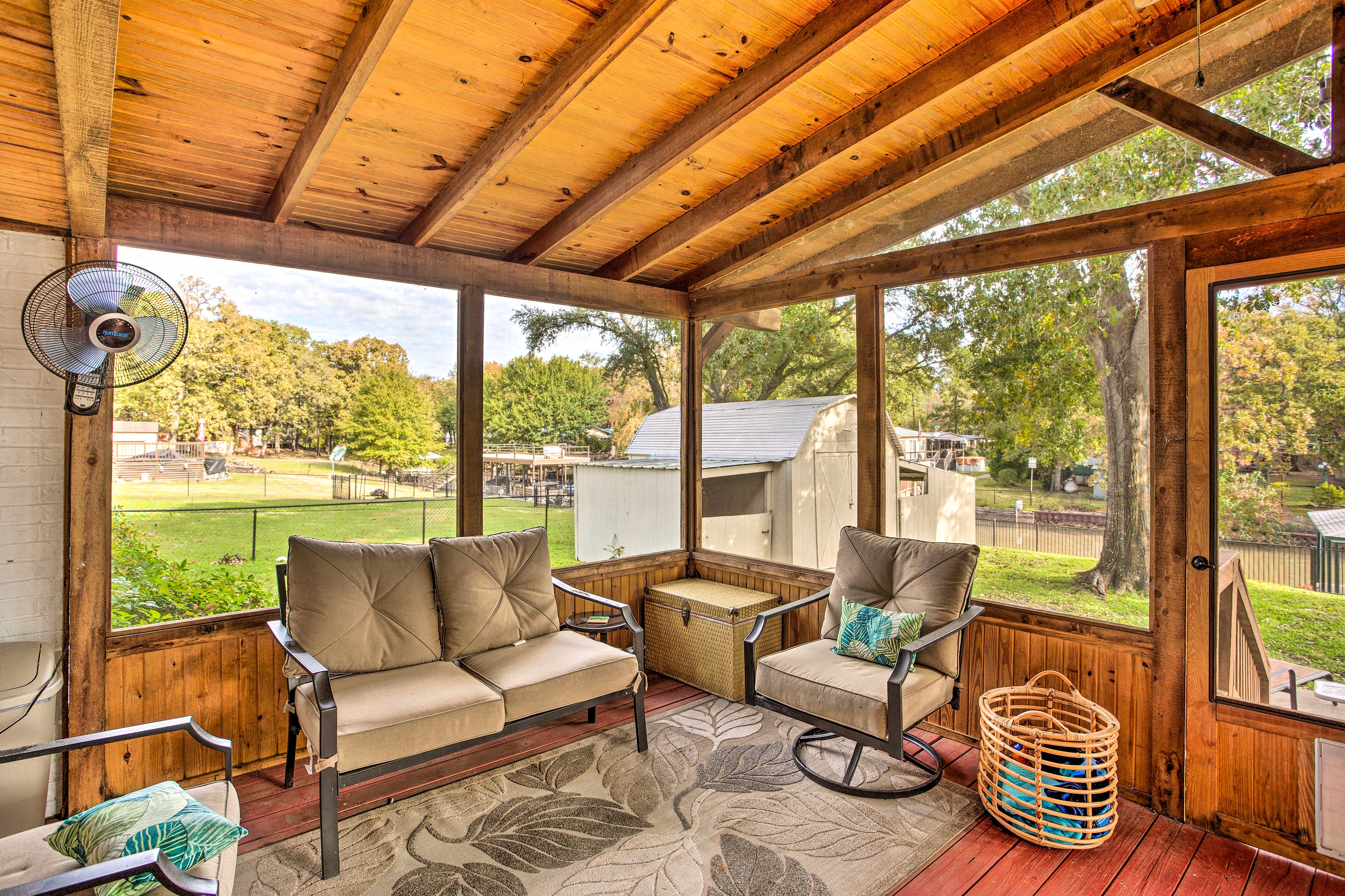 Cedar Creek Lake Home: Private Dock & Hot Tub