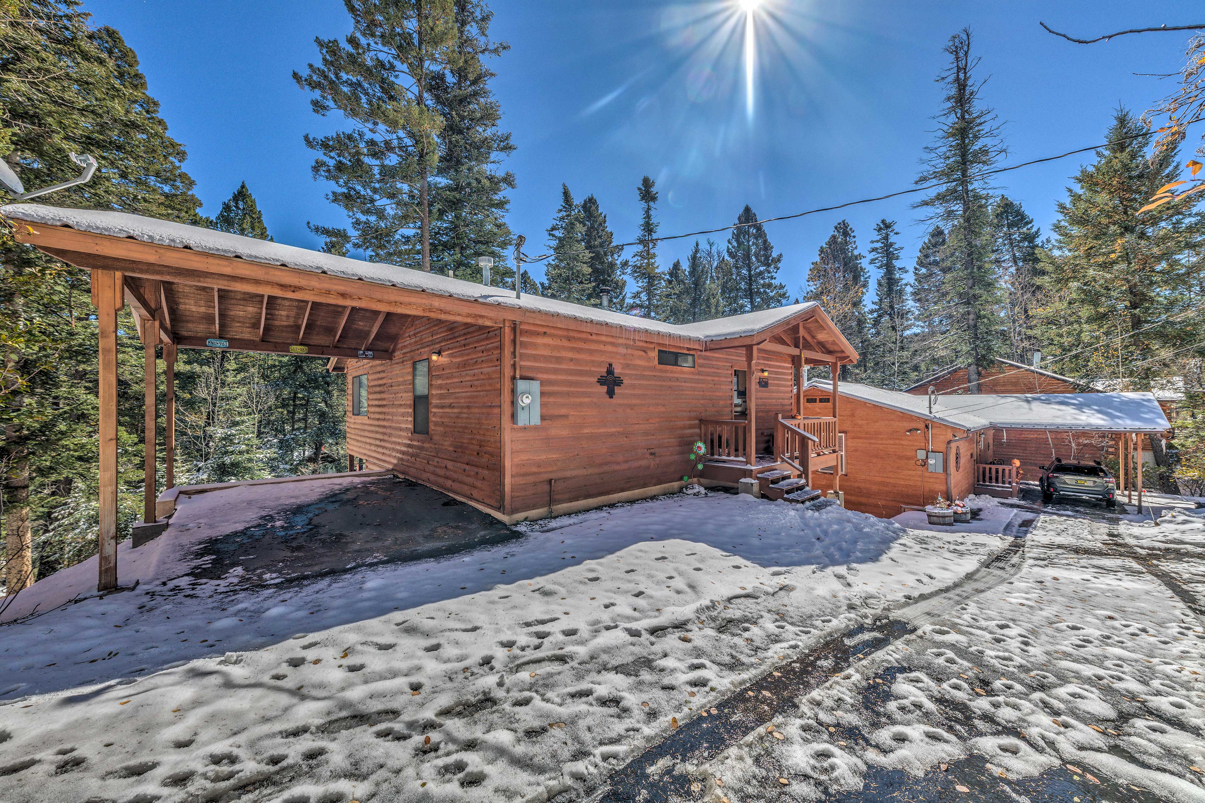 Charming 'Coppertop' Cloudcroft Cabin: 3 Mi to Ski