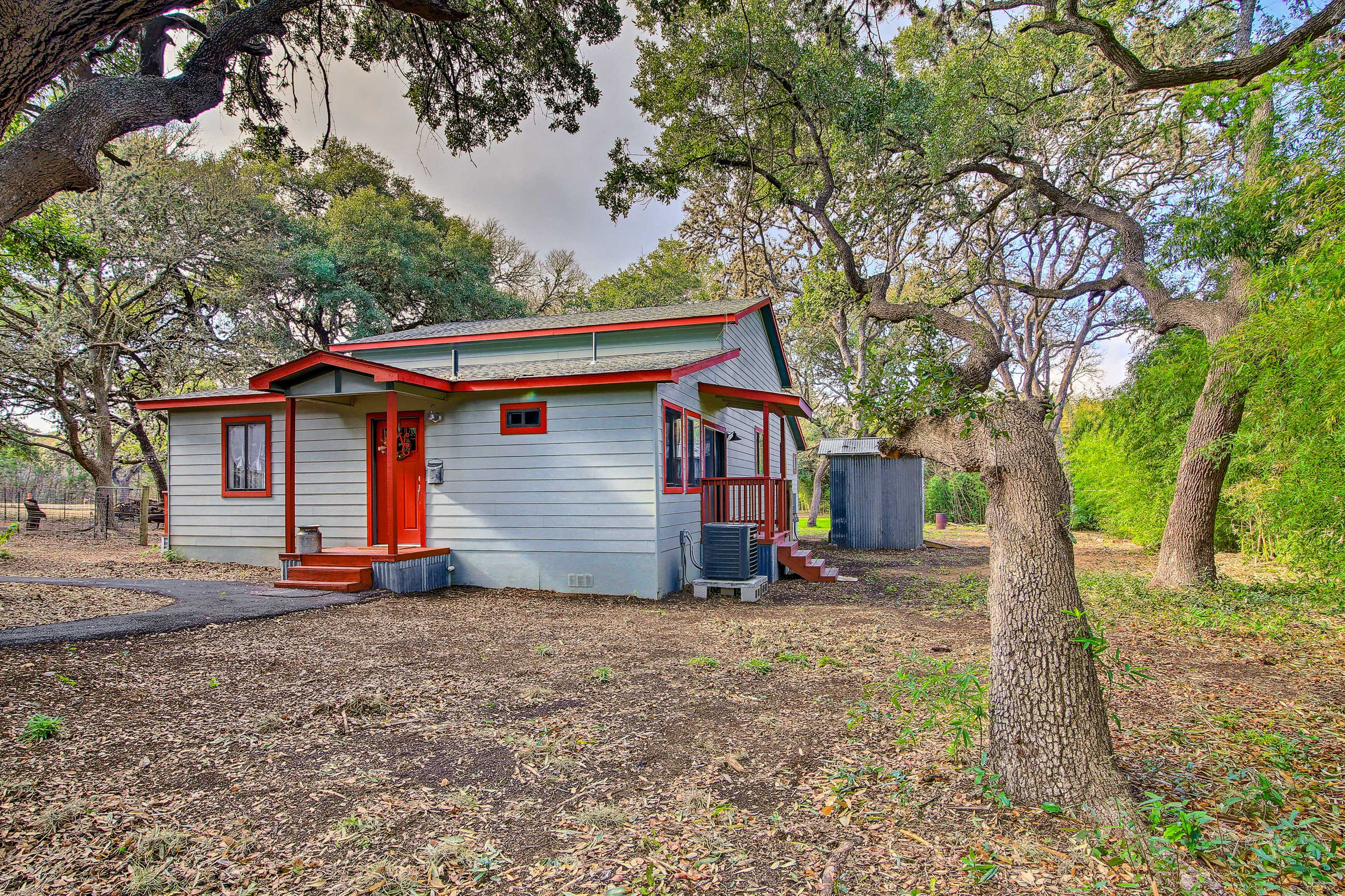 Peaceful Helotes Cabin: Fire Pit, 9 Mi to Old Town