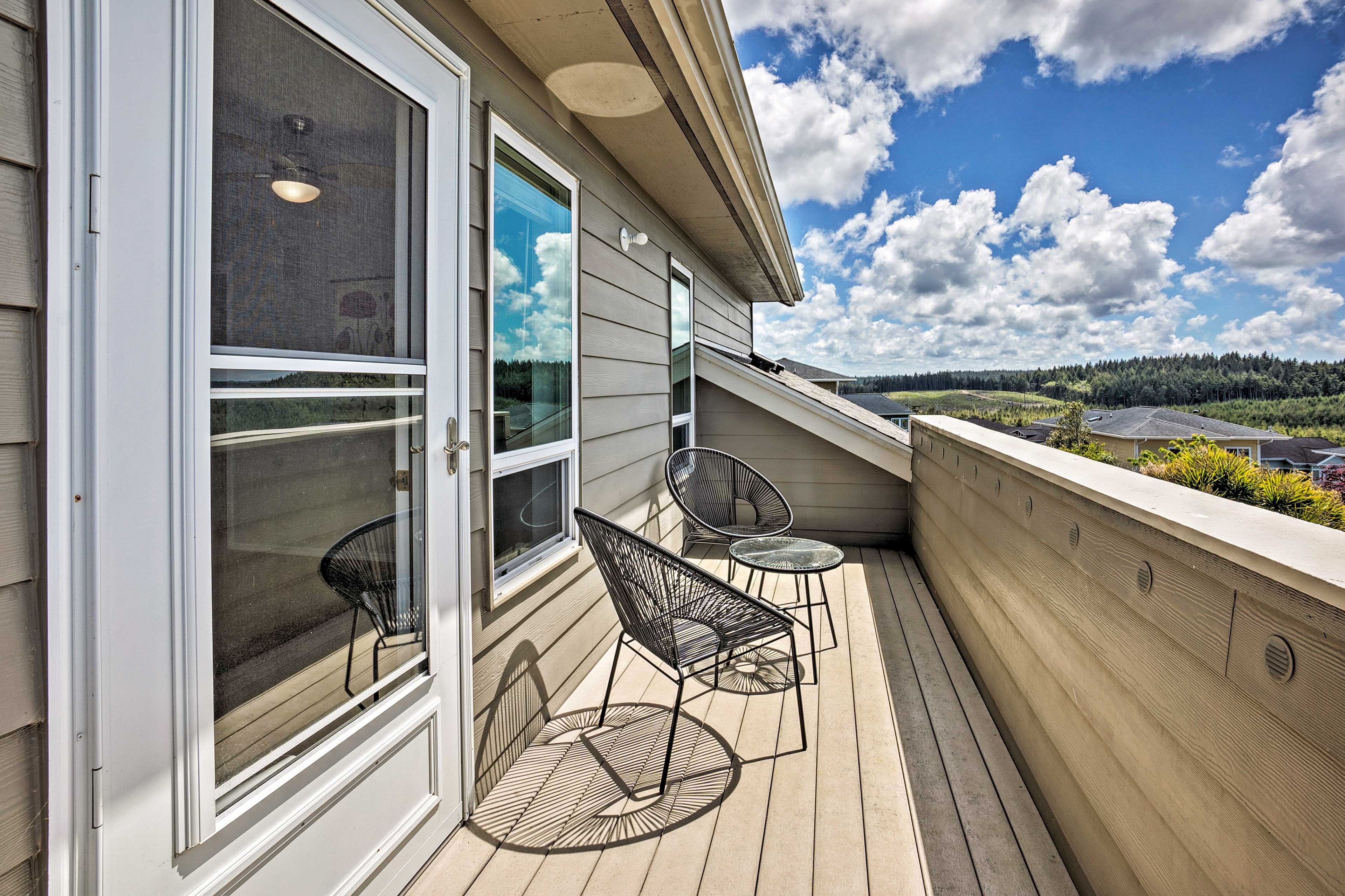 Chic Coos Bay Home w/ Pacific Ocean Views!