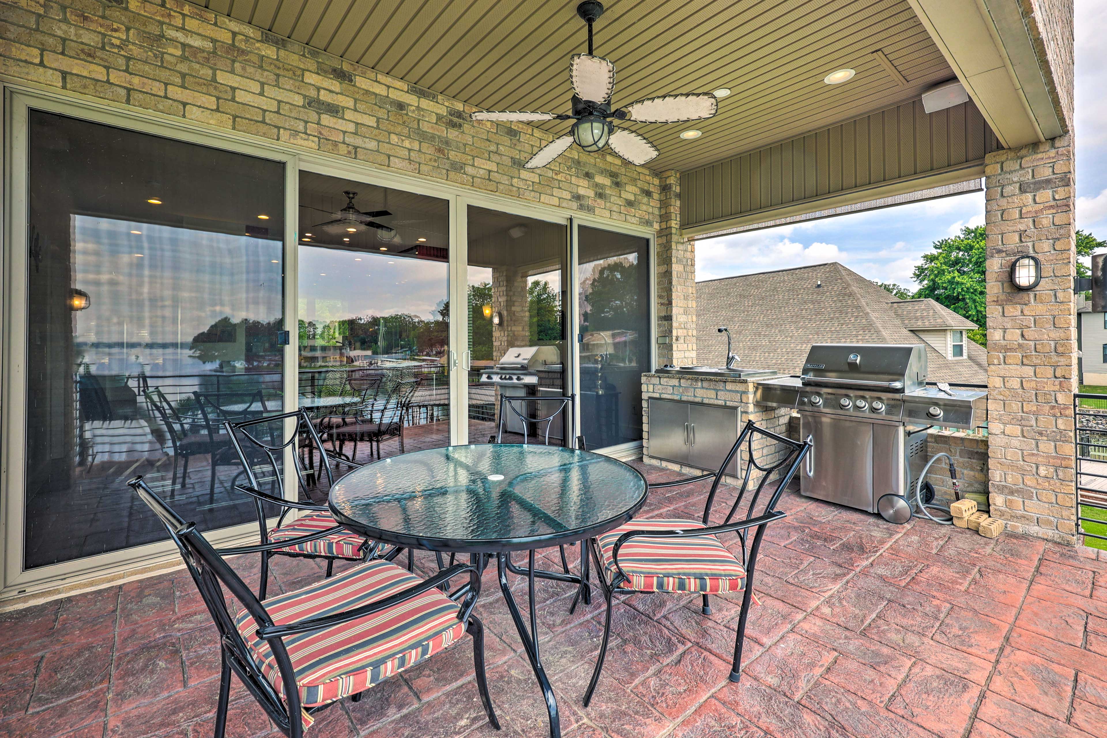 Waterfront Home ~ 4 Mi to Oaklawn Racing Casino!