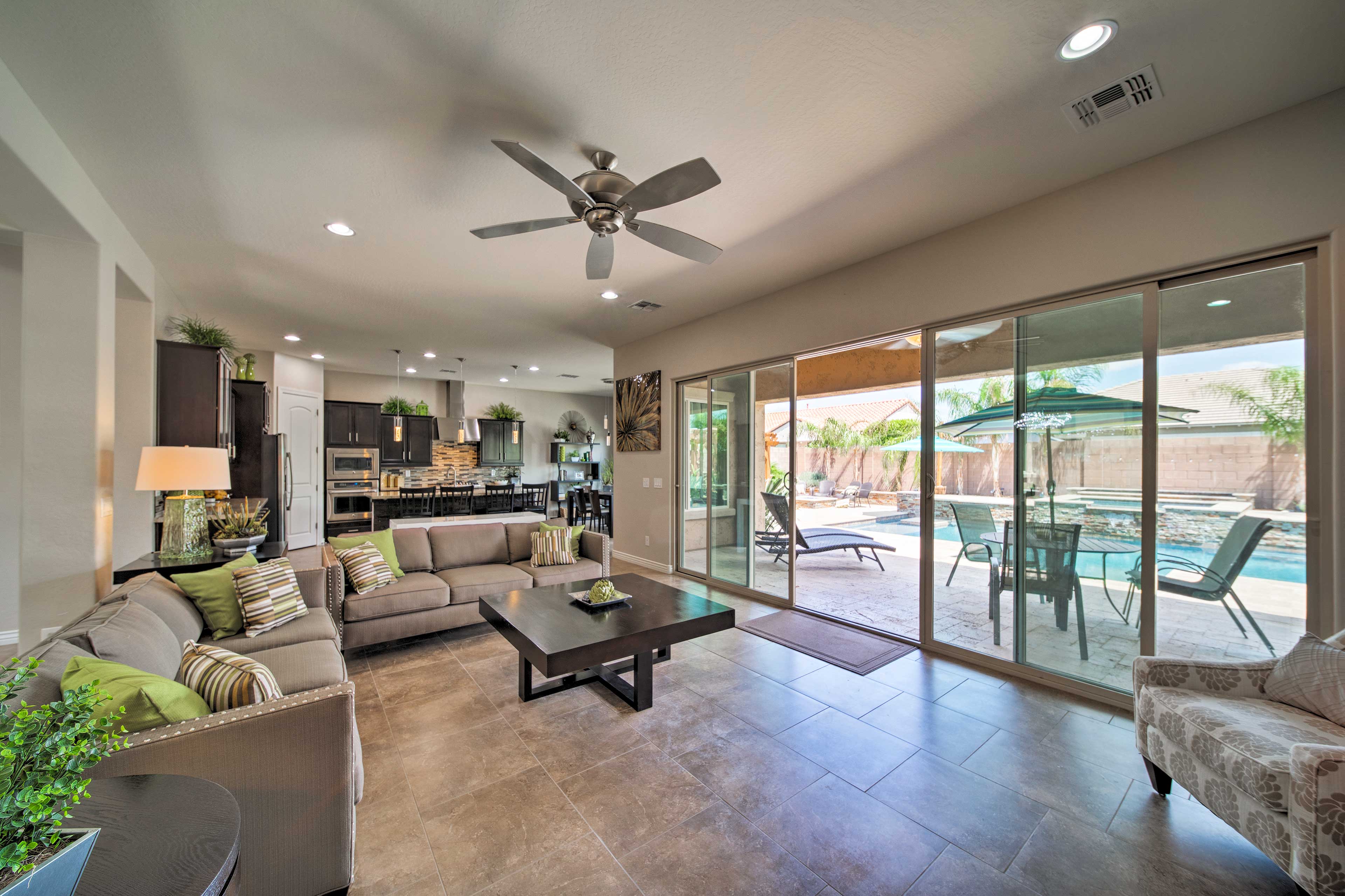 Hot Tub & Putting Green: Home in Surprise