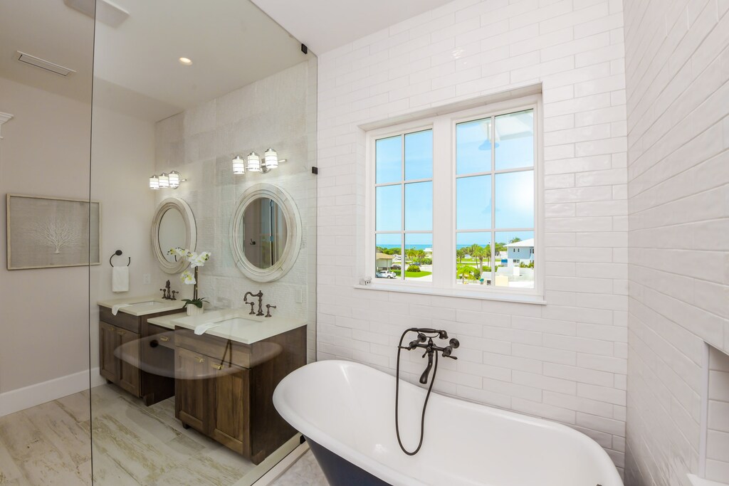 Master Ensuite Bathroom, Soaking Tub