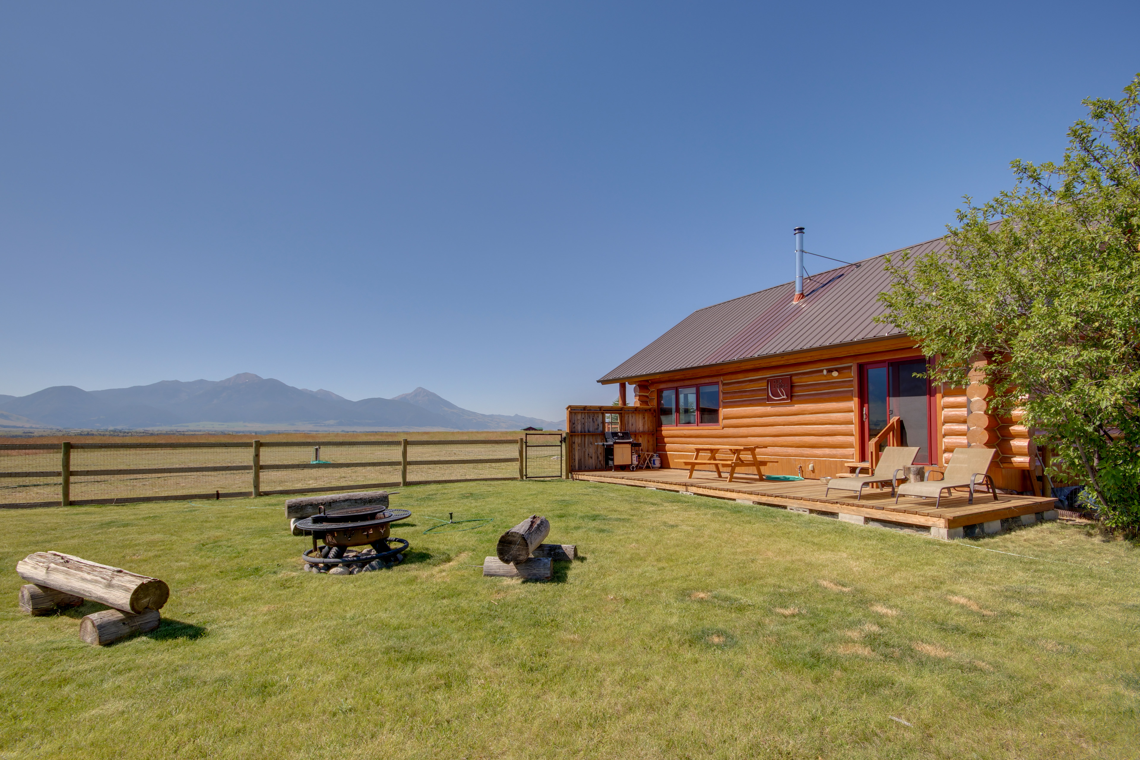 Property Image 2 - Yellowstone Cabin w/ Stunning Mountain Views