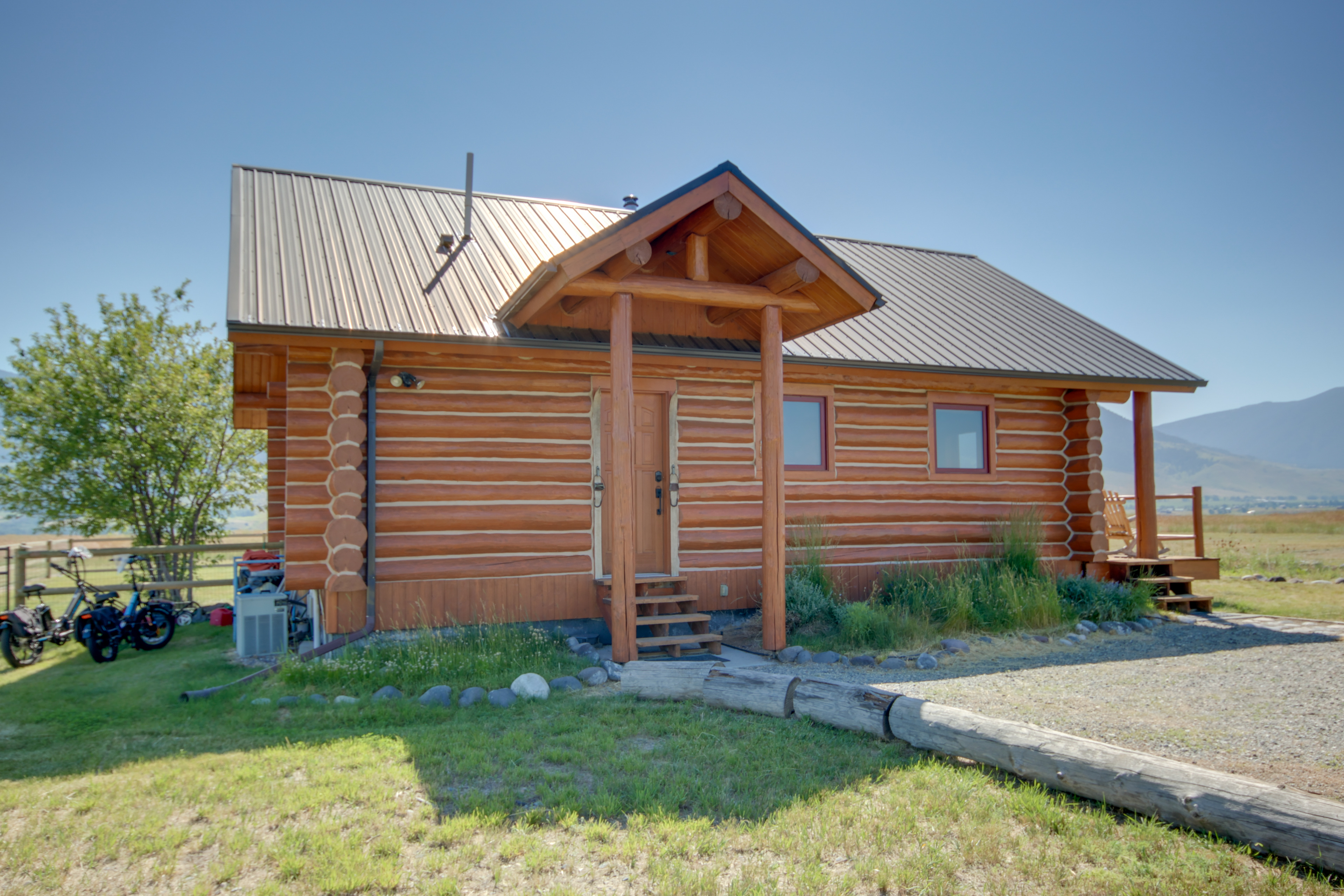 Yellowstone Cabin w/ Stunning Mountain Views