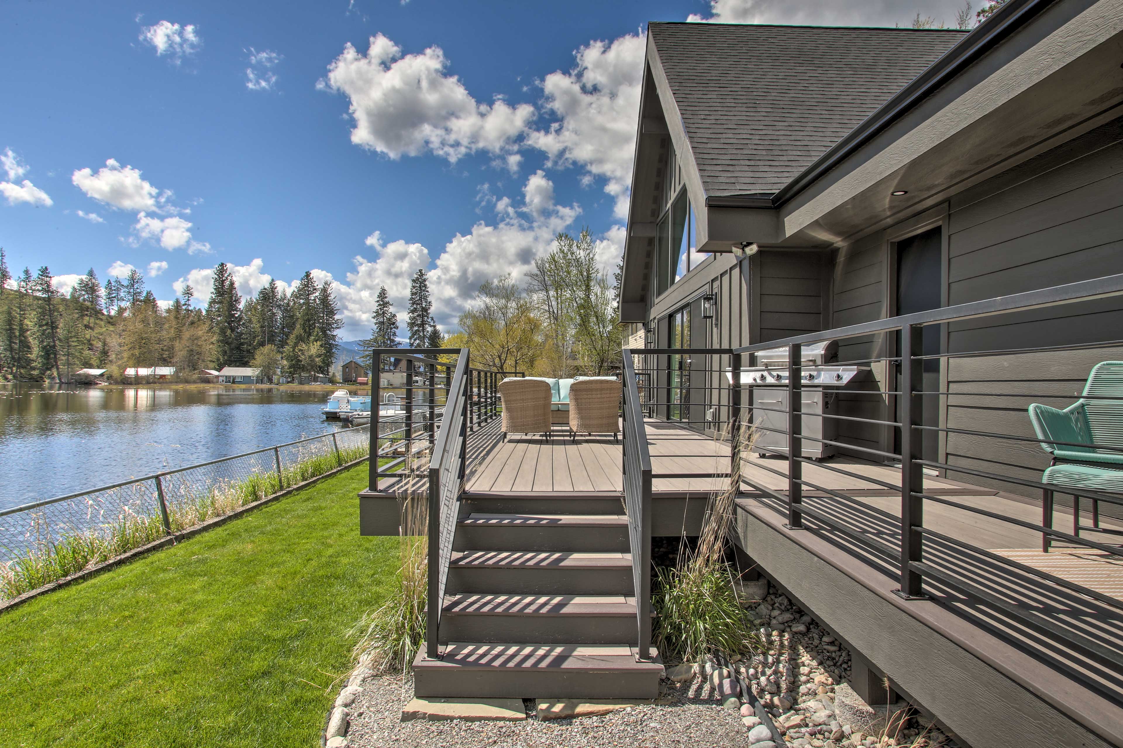 A Contemporary Dream: Lakefront Rathdrum Oasis!