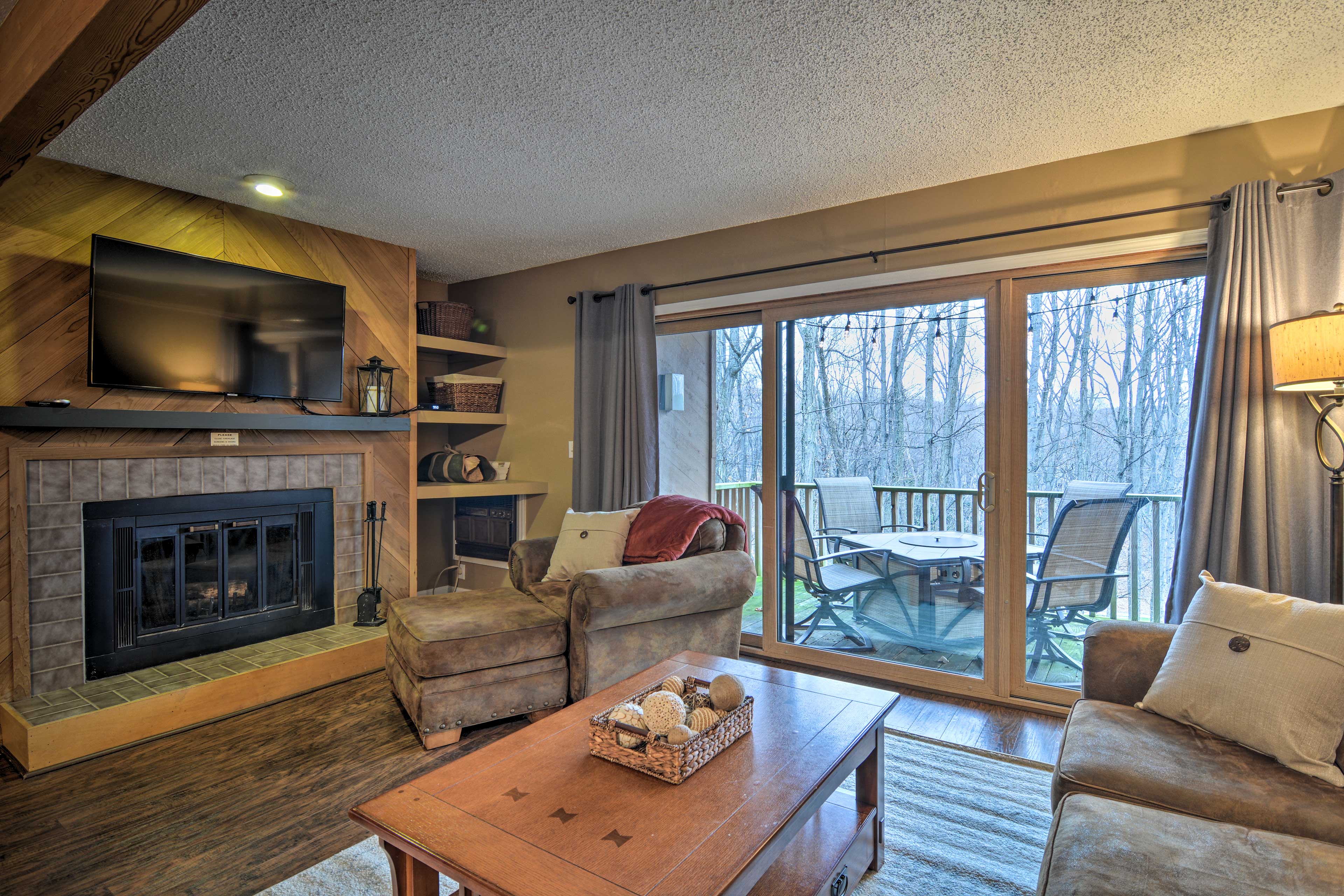 Cozy Bellaire Condo w/ Balcony - 3 Mi to Skiing!