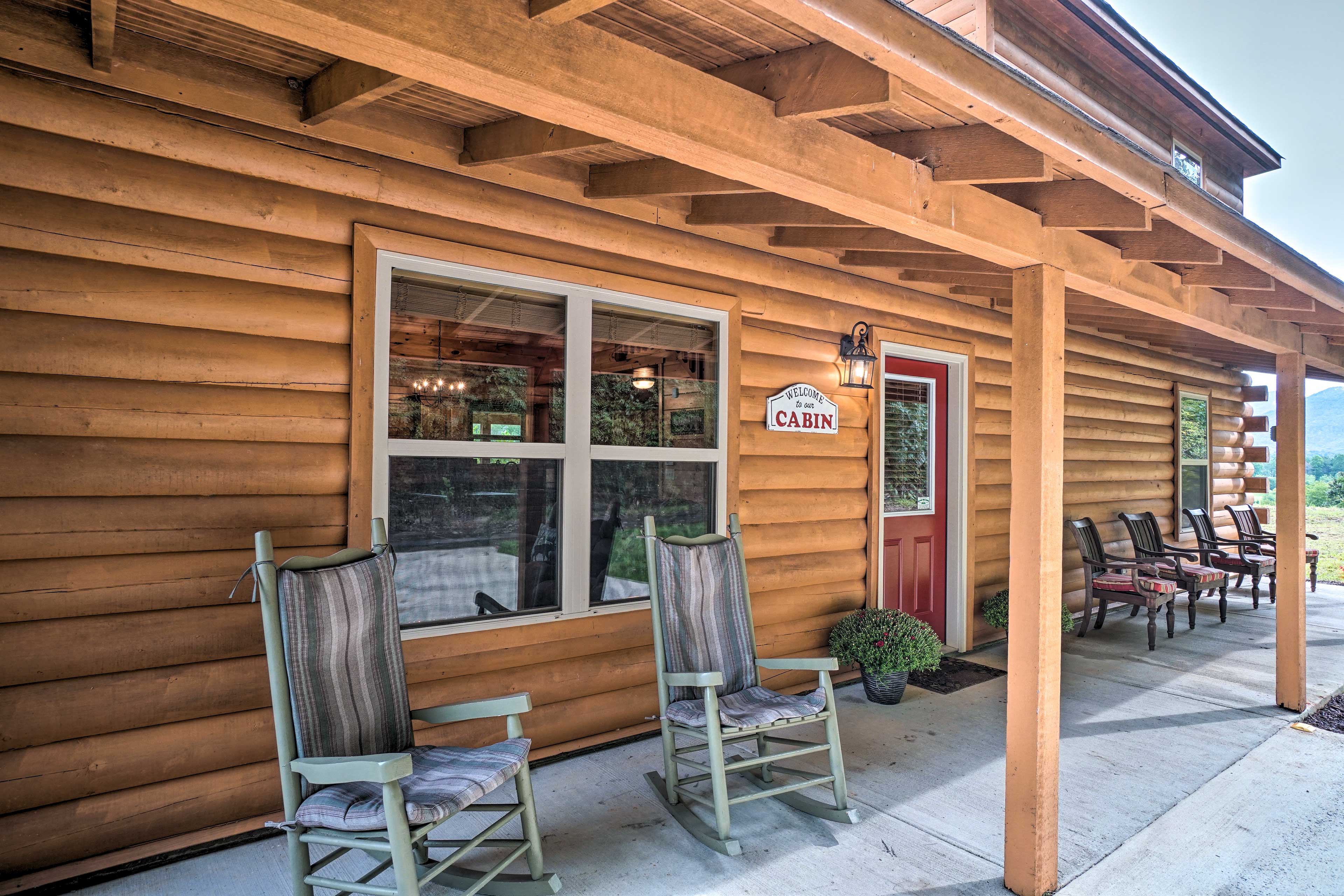 Cozy Cabin Living by Lake Chatuge w/ Covered Patio