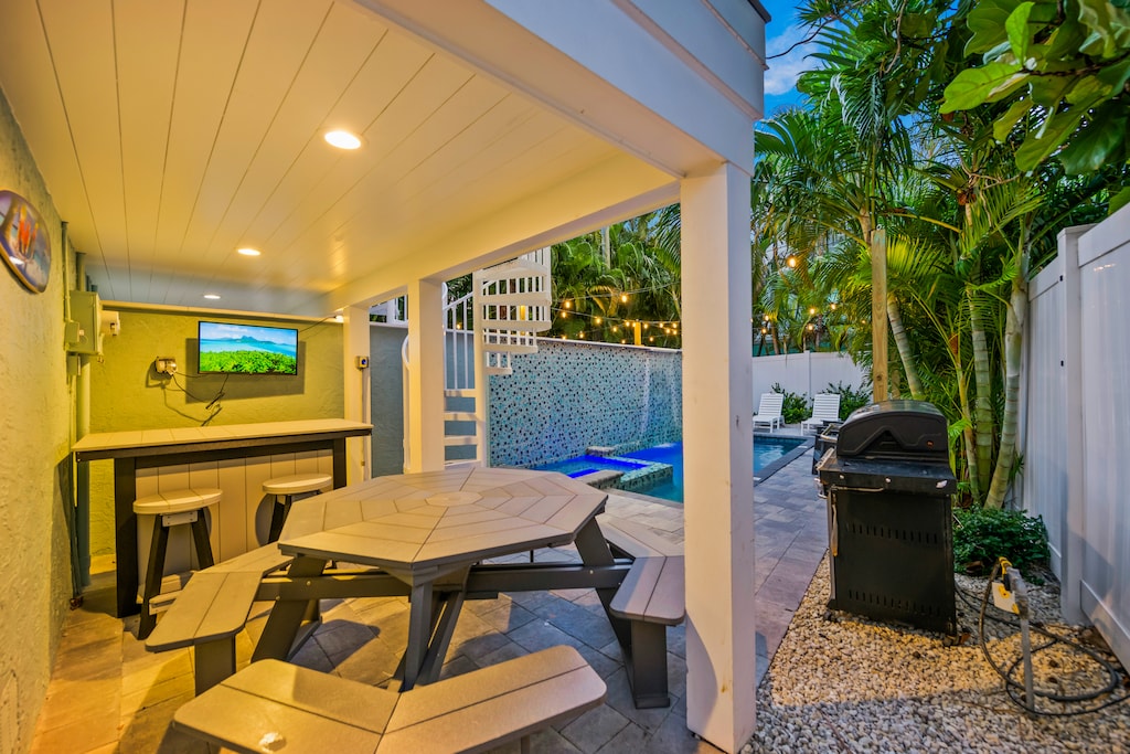 Outdoor Dining and Bar Seating - Island Time East