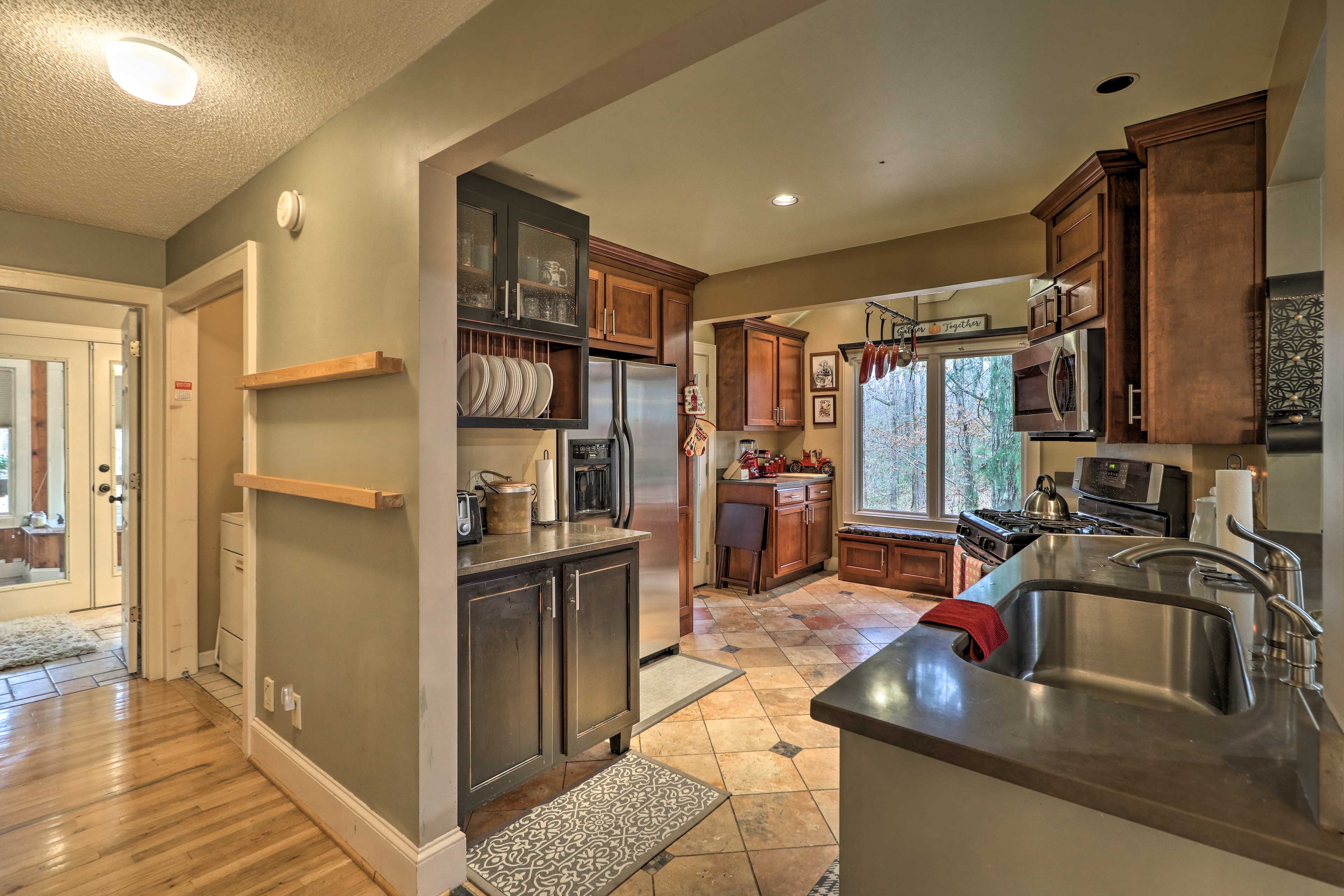 Cozy Conyers Cabin w/ Fireplace & Pool Table!