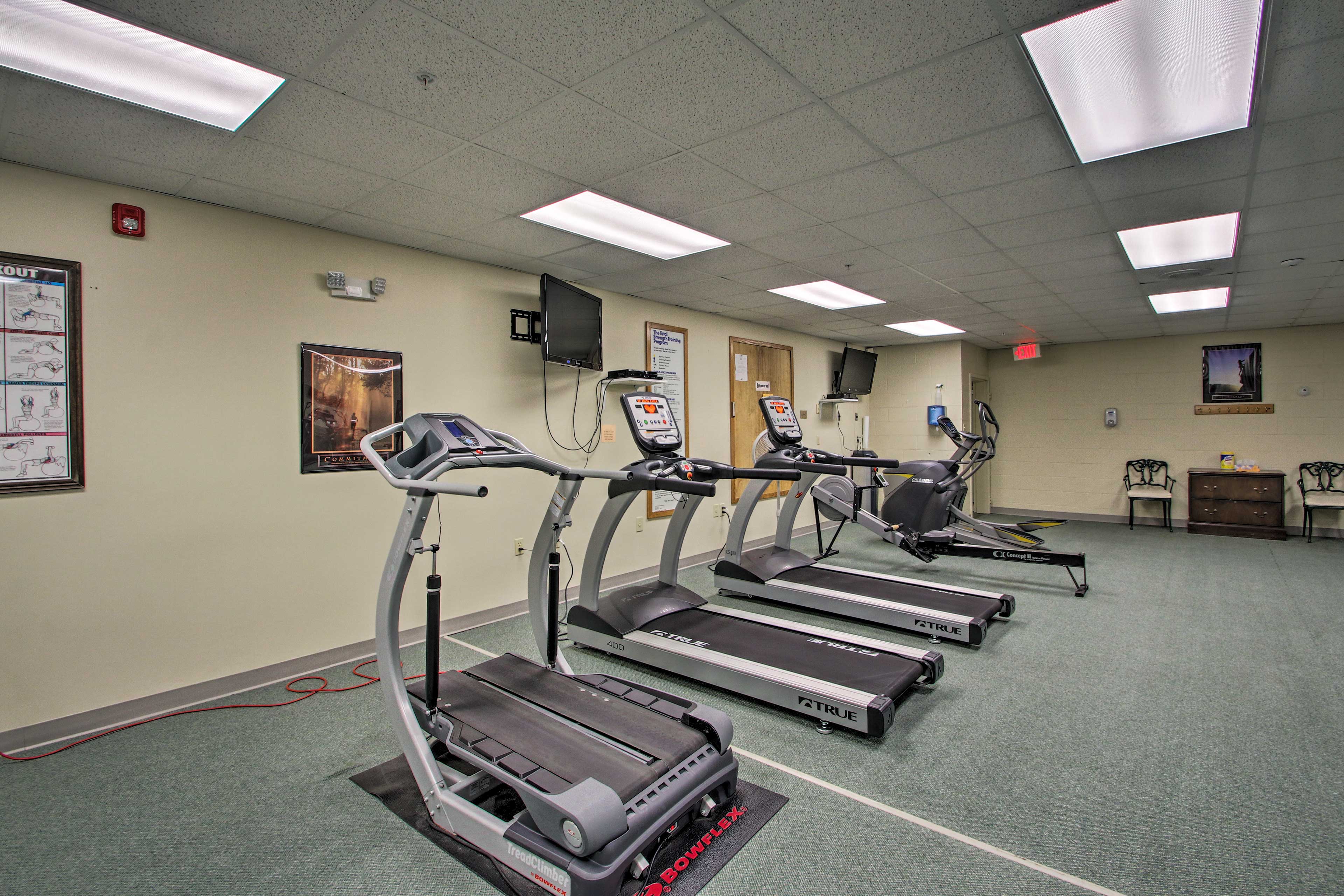 Hike, Ski, Explore: Lincoln Condo w/ Pool Access