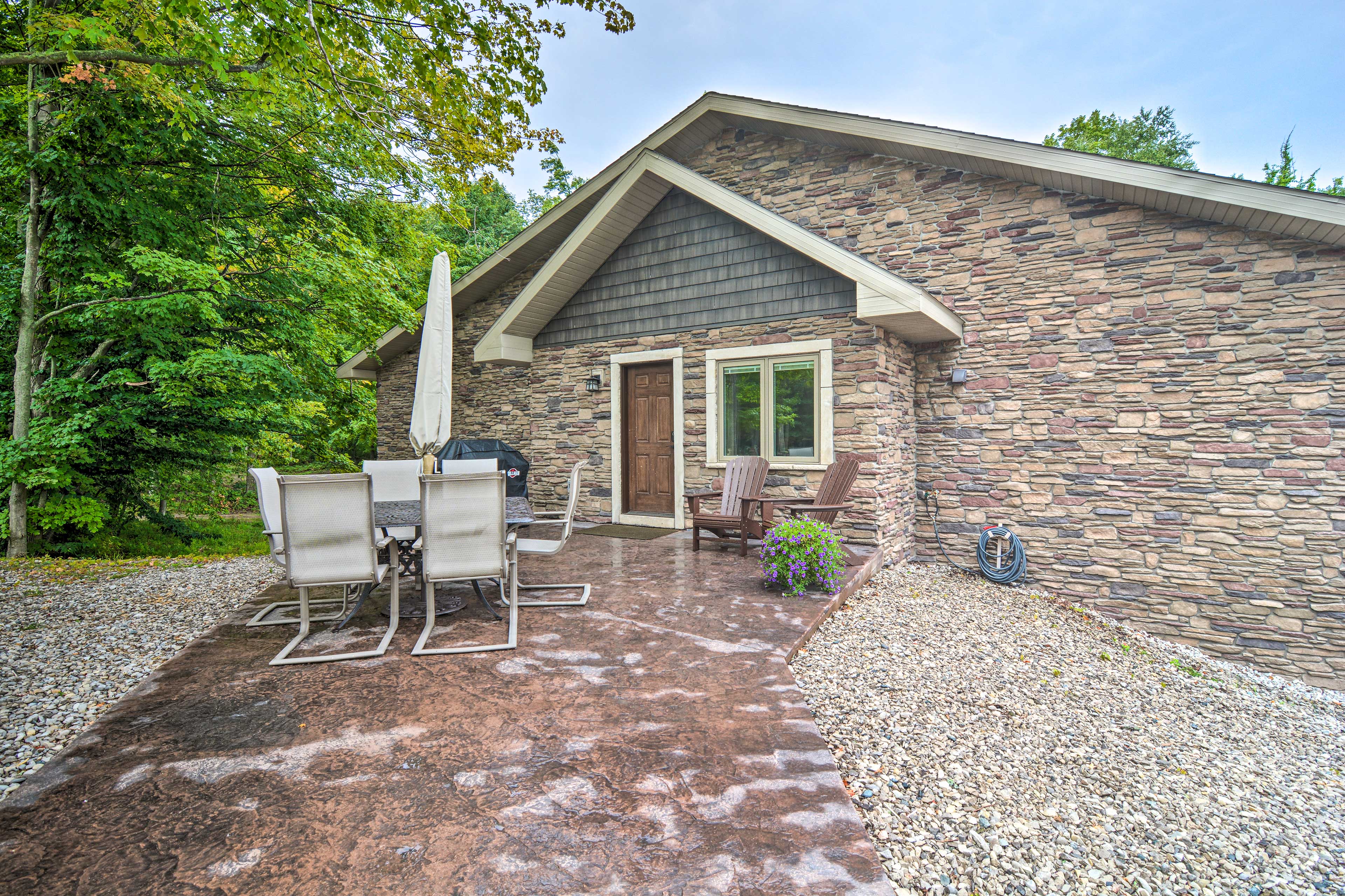 Modern Arcadia Farmhouse on 80 Acres w/ Fire Pit!