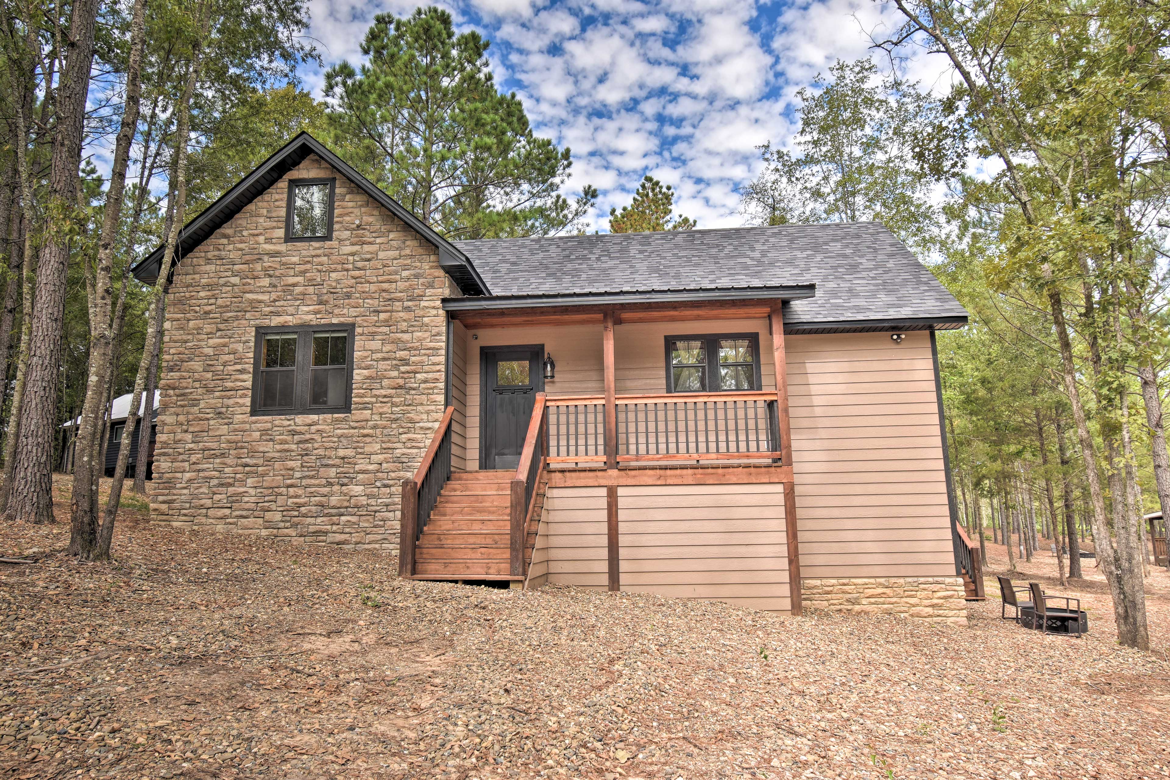 Modern Broken Bow Cabin: Large Deck, BBQ & Pergola