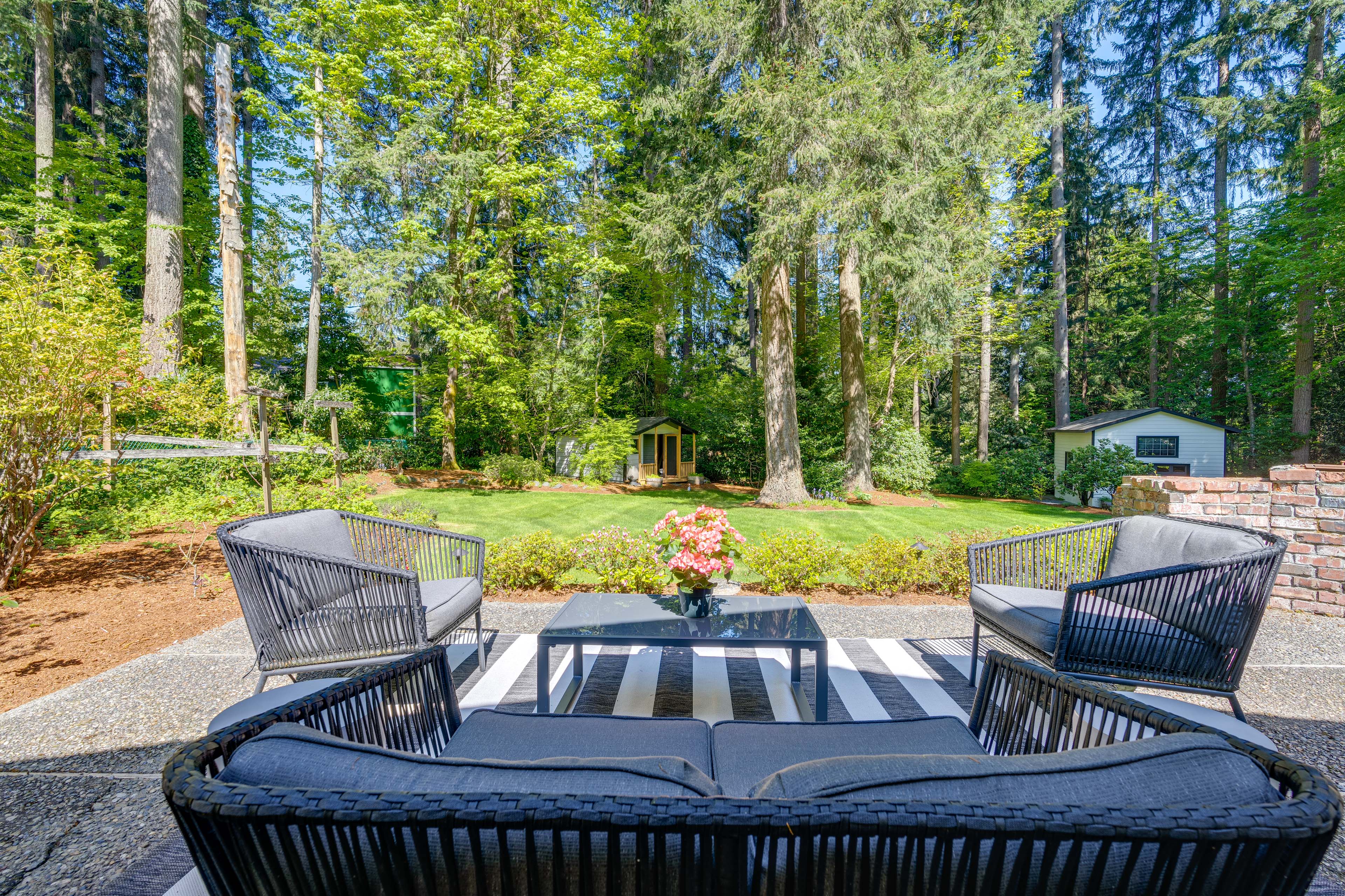 Modern Home: 3 Miles to Woodinville Wine Country!