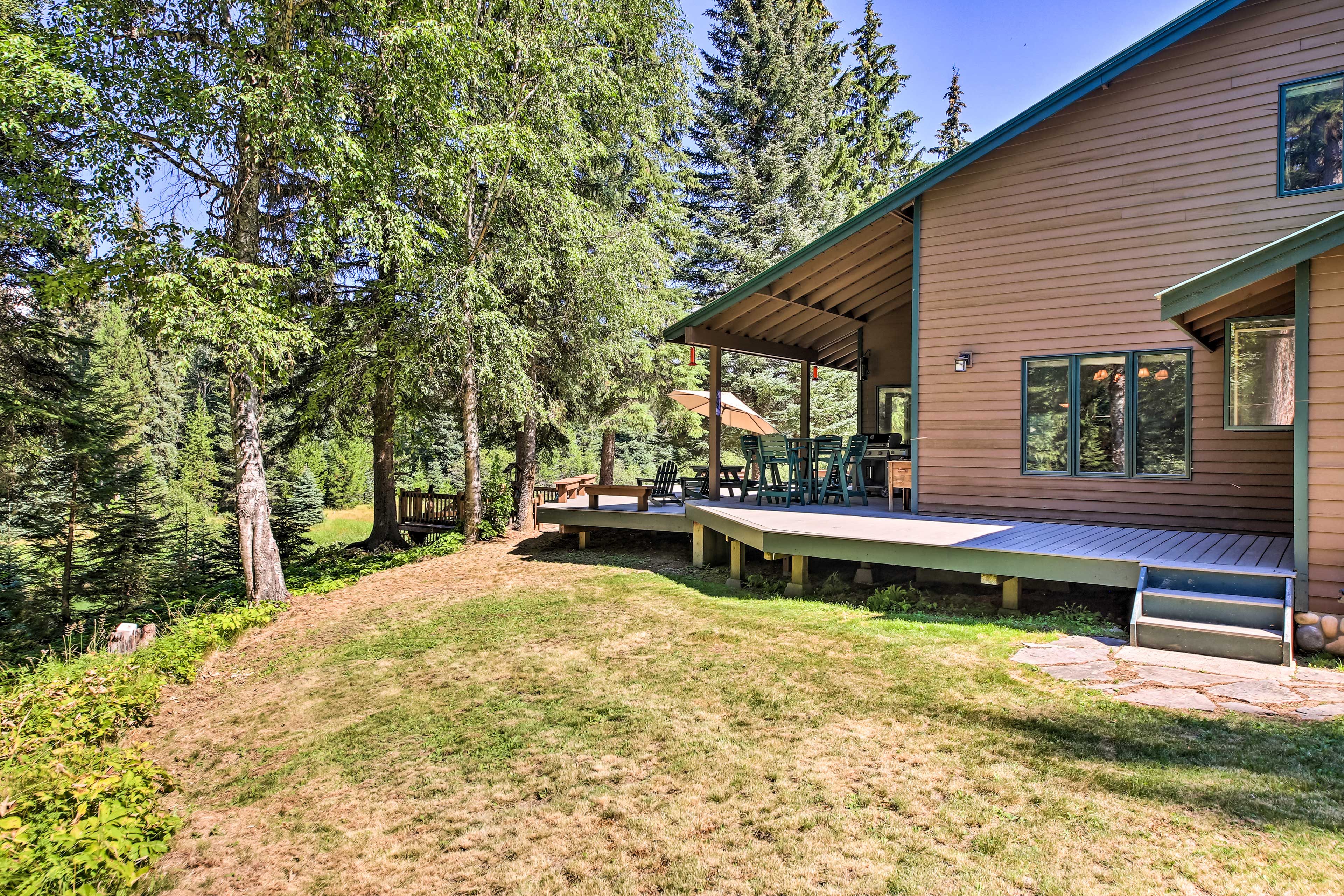 'Loose Moose Lodge' - 31 Acres on Yaak River!