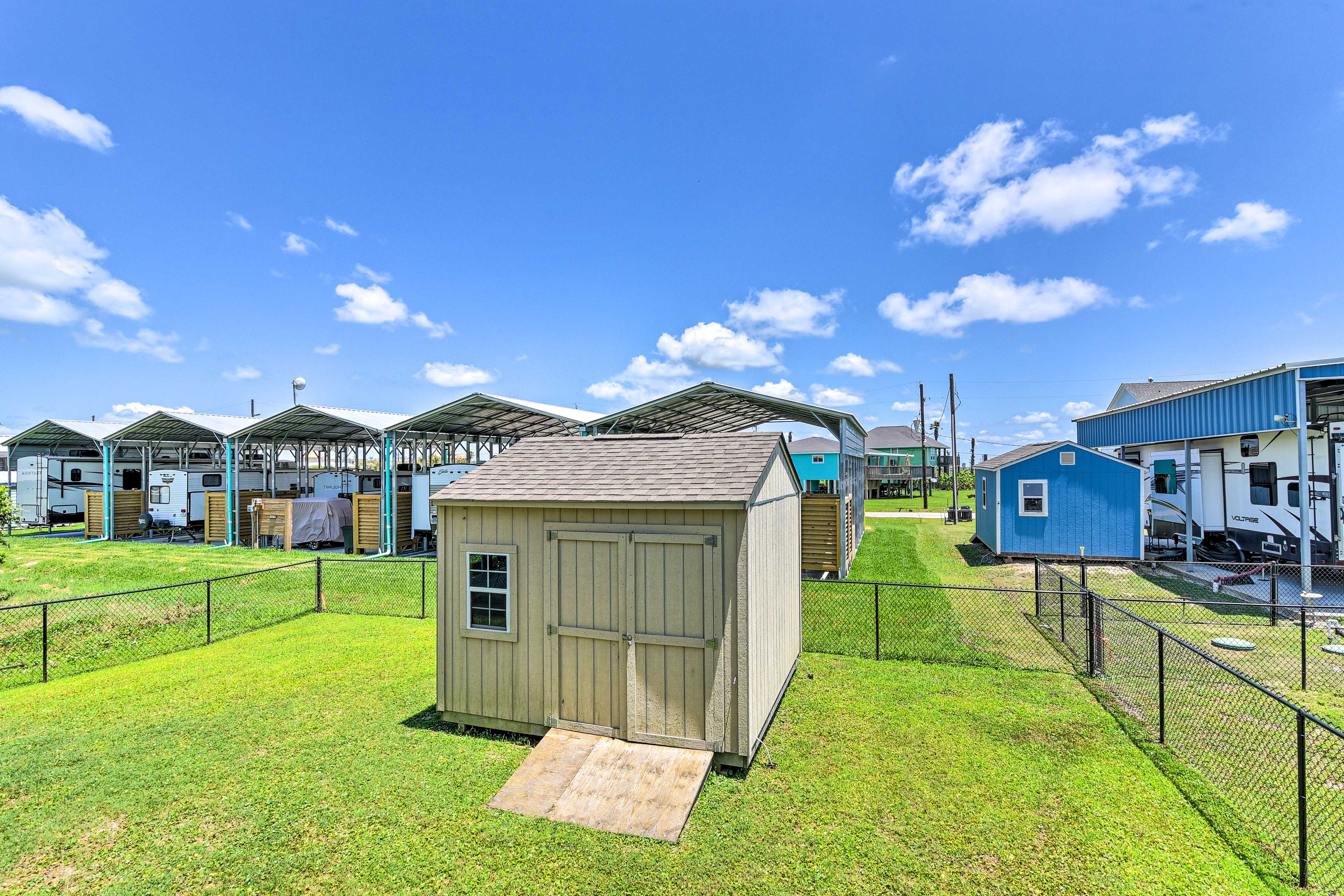 'Just Lei'n Low' Home - Walk to Crystal Beach