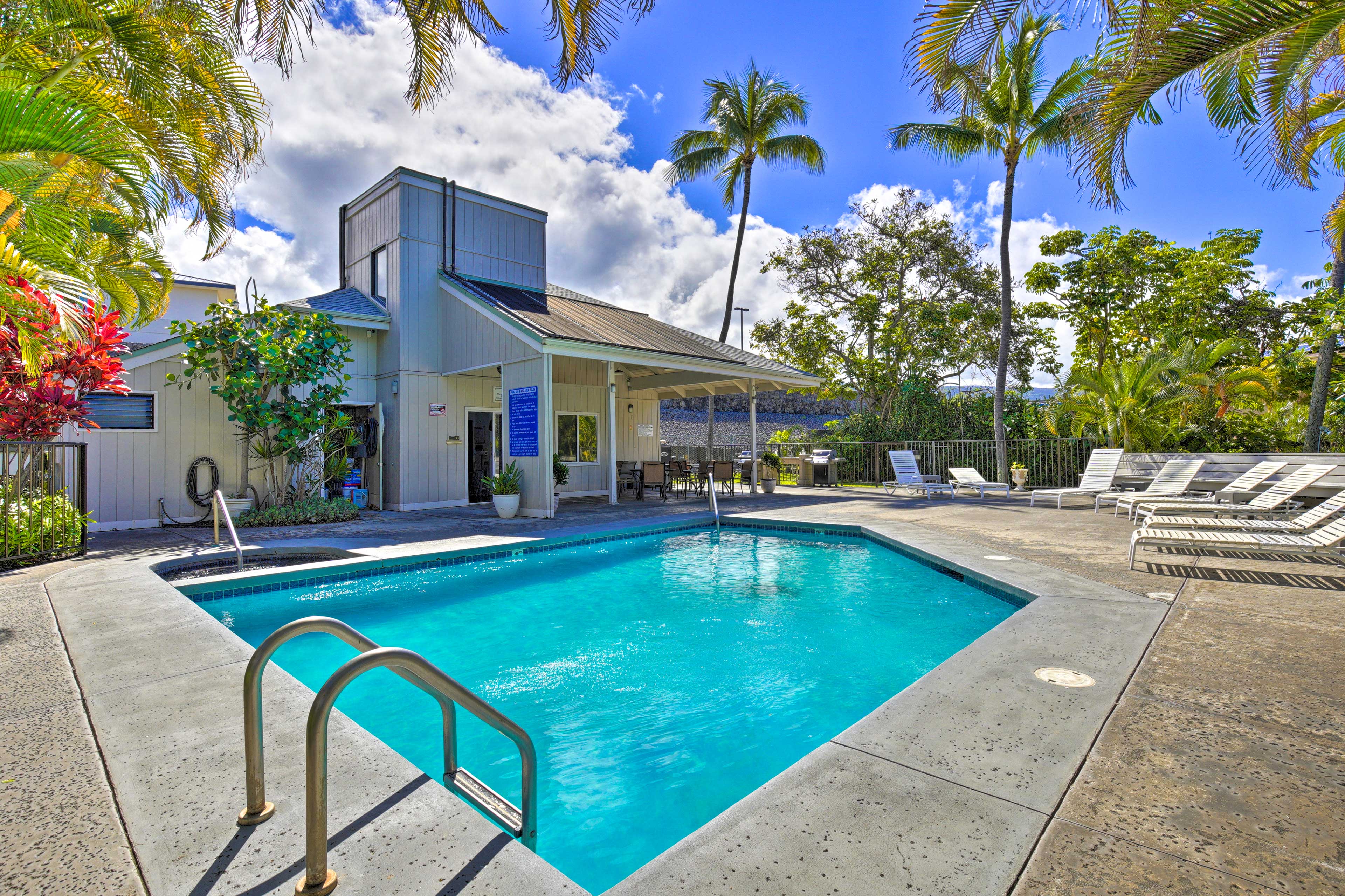 Property Image 2 - Big Island Condo w/ Pool Access: 1 Mi to Beach!