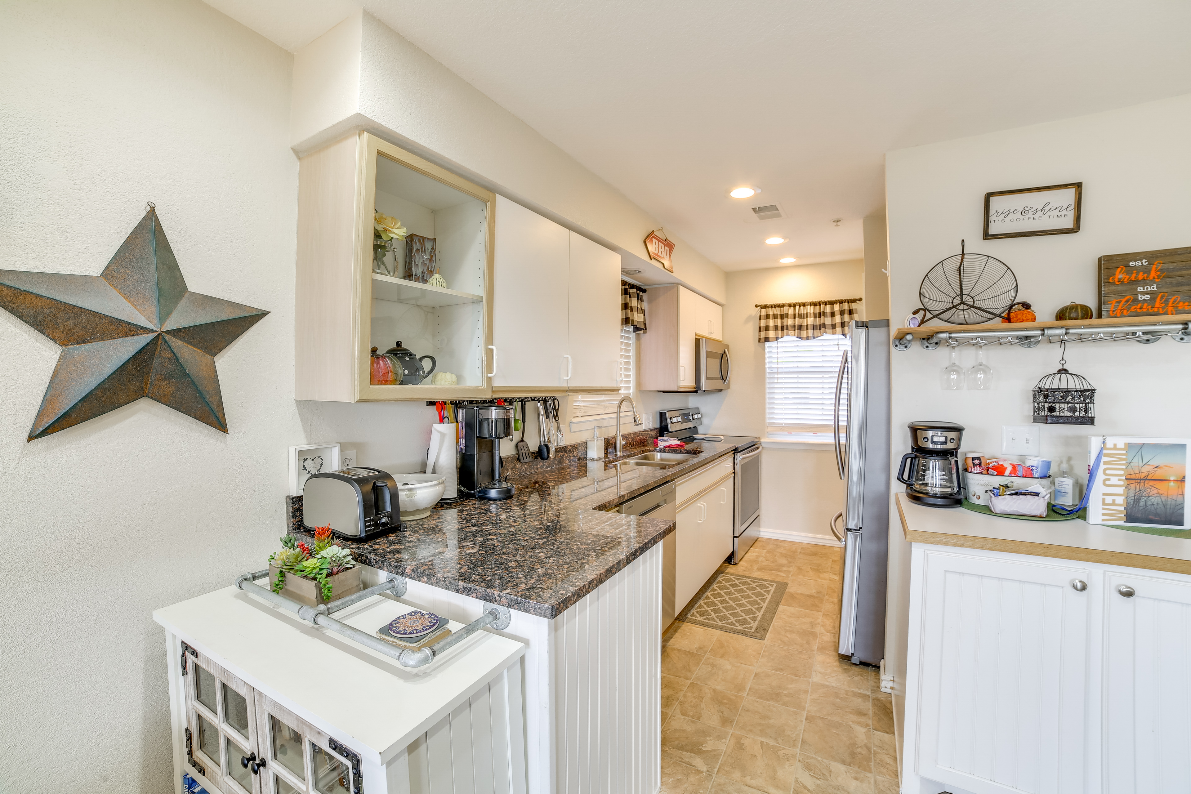 3 Mi to Branson Landing: Condo w/ Pool Access