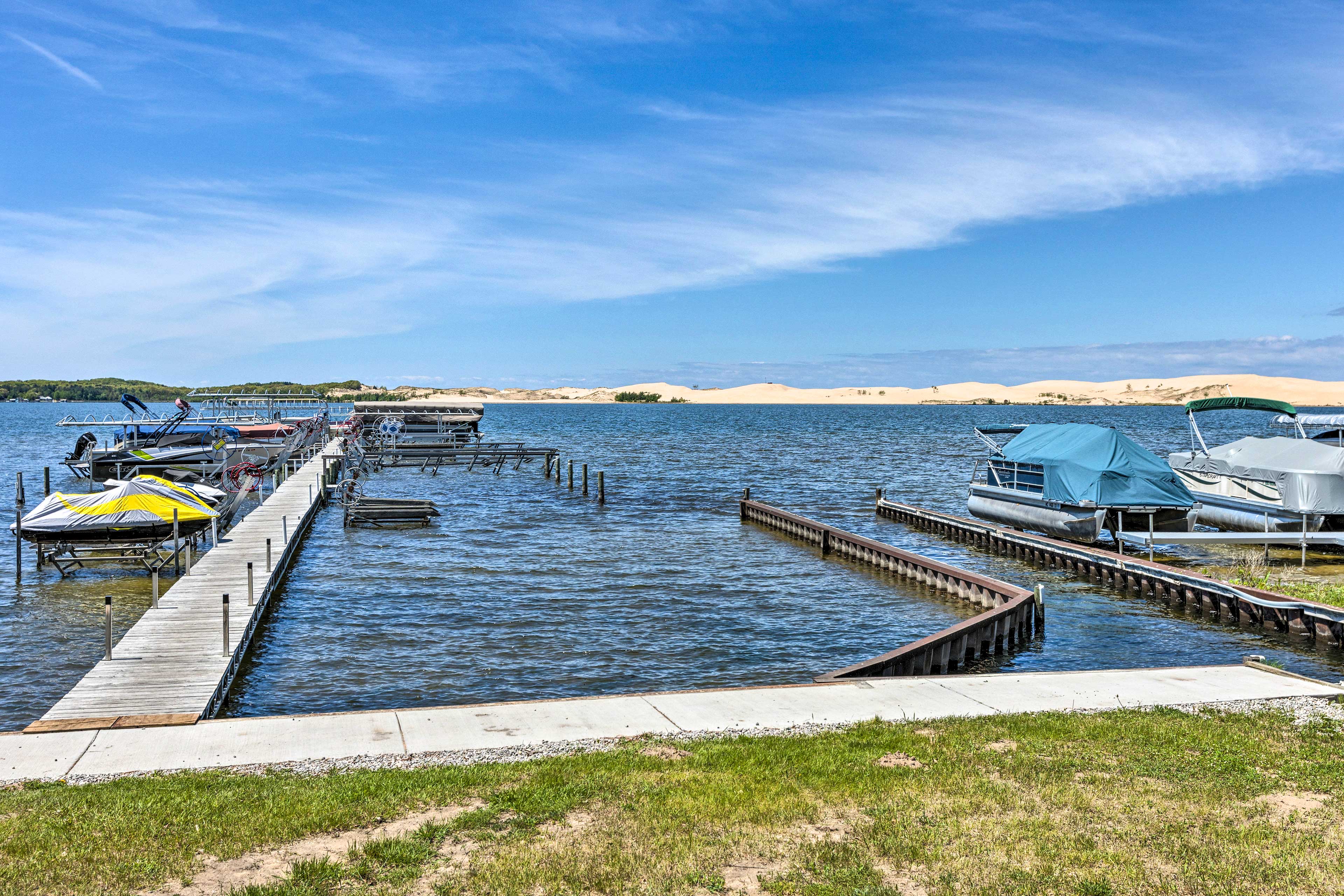 Property Image 2 - Breezy Silver Lake Getaway: Fishing Dock, Grill!