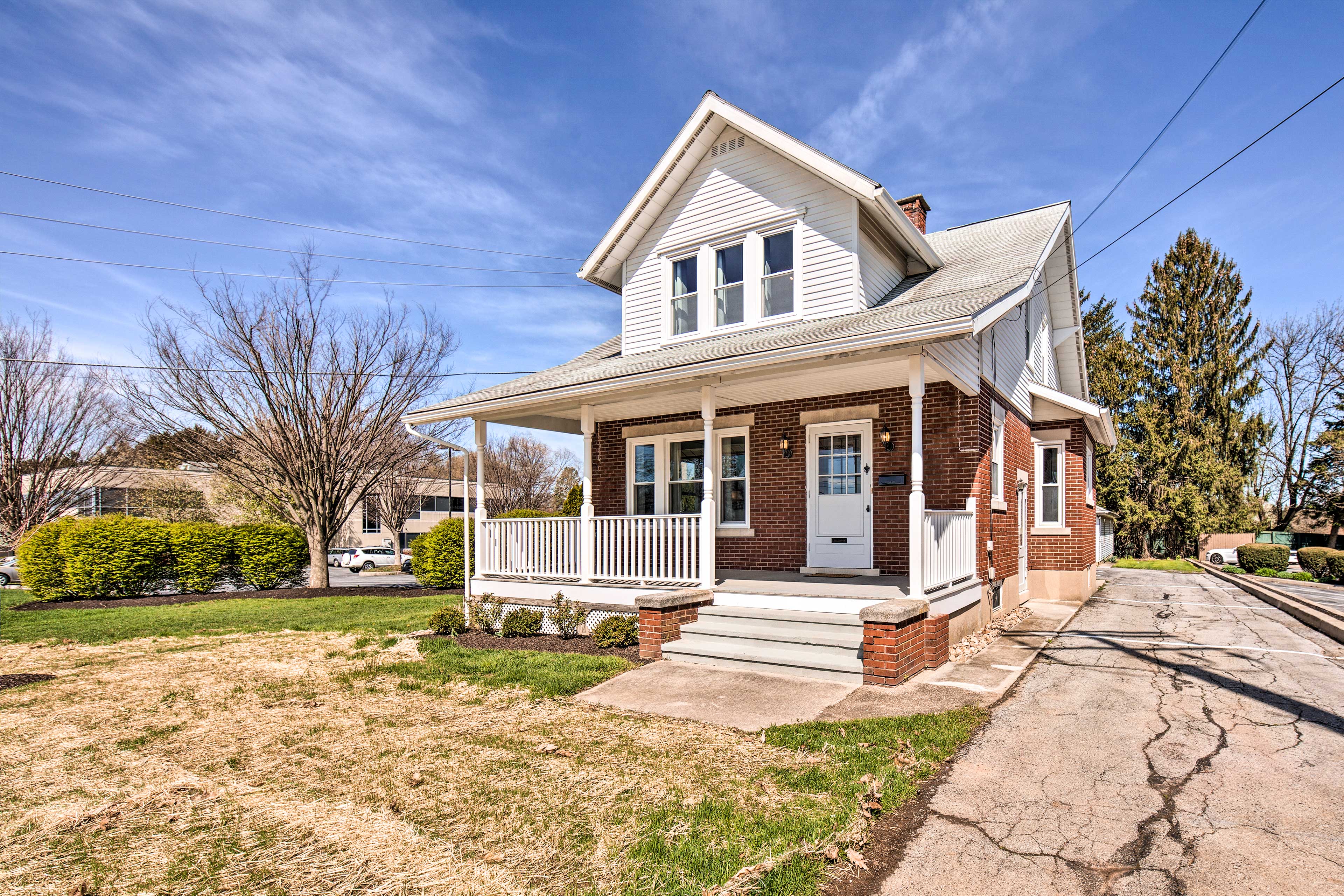 Property Image 1 - Bright & Sunny Abode, 2 Mi to Hersheypark!