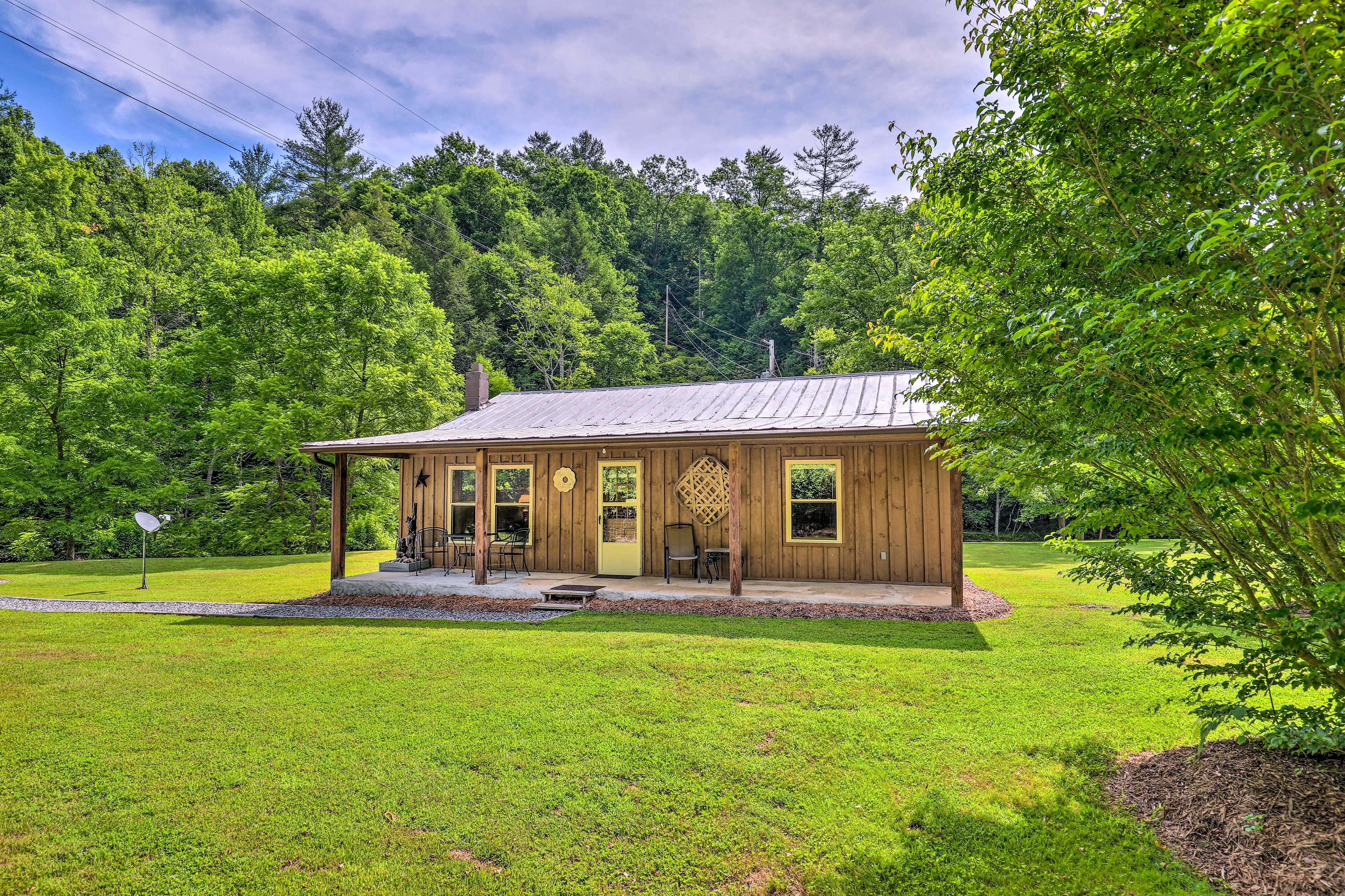 Marshall Cabin Retreat w/ Porch, On-Site Creek!