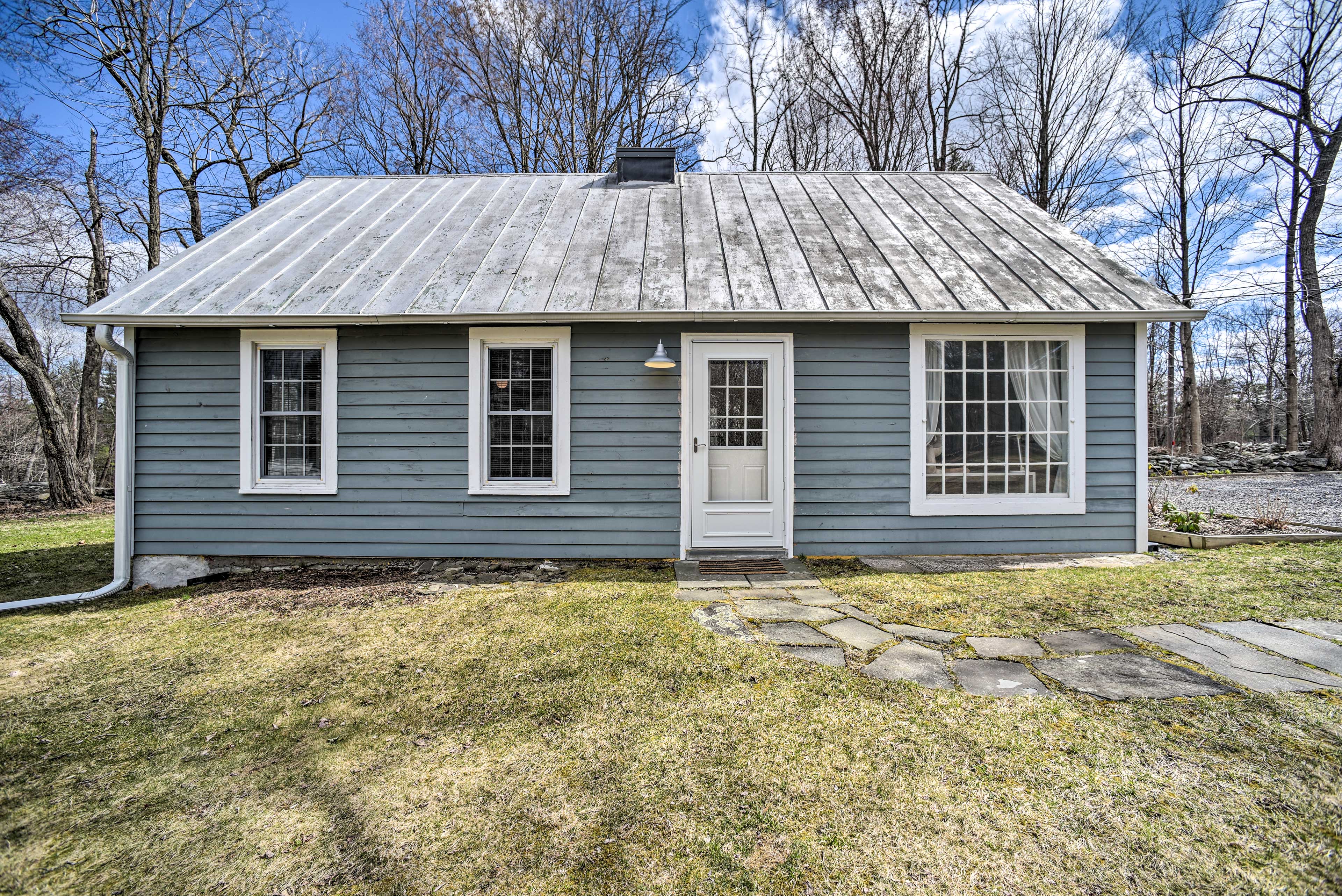 Charming Cottage w/ Yard - 2 Mi to Tinker St!