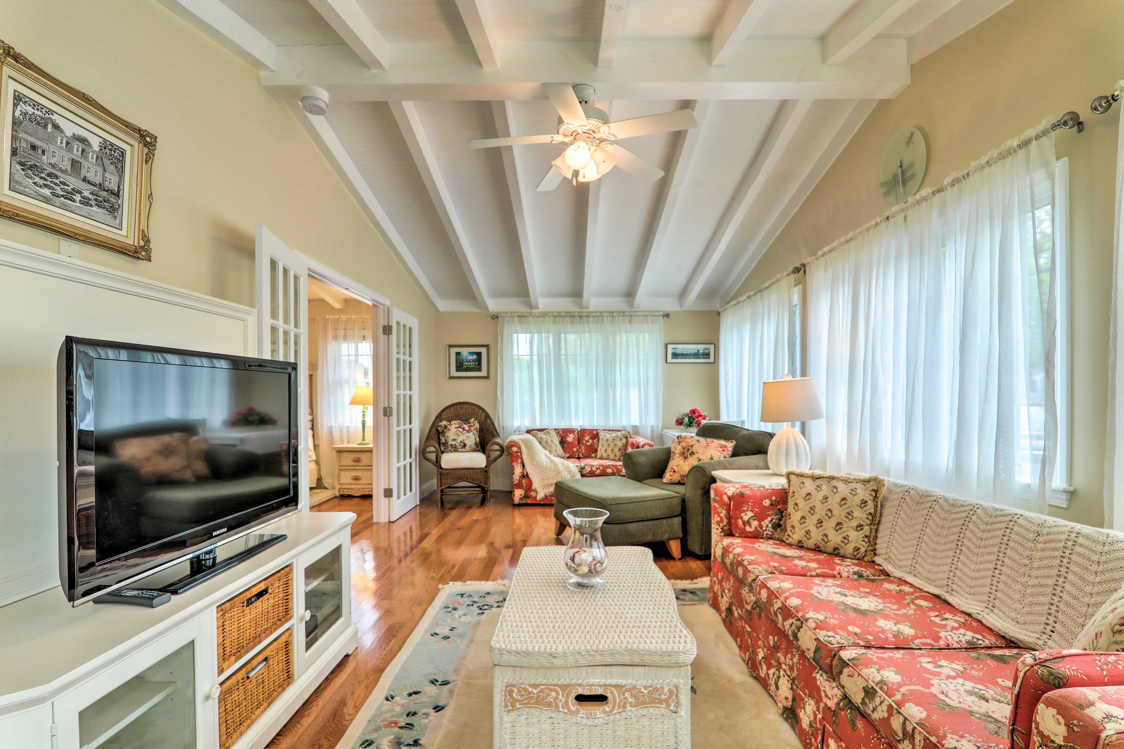 Charming Hyannis Cottage: 1 Mi to Beach!