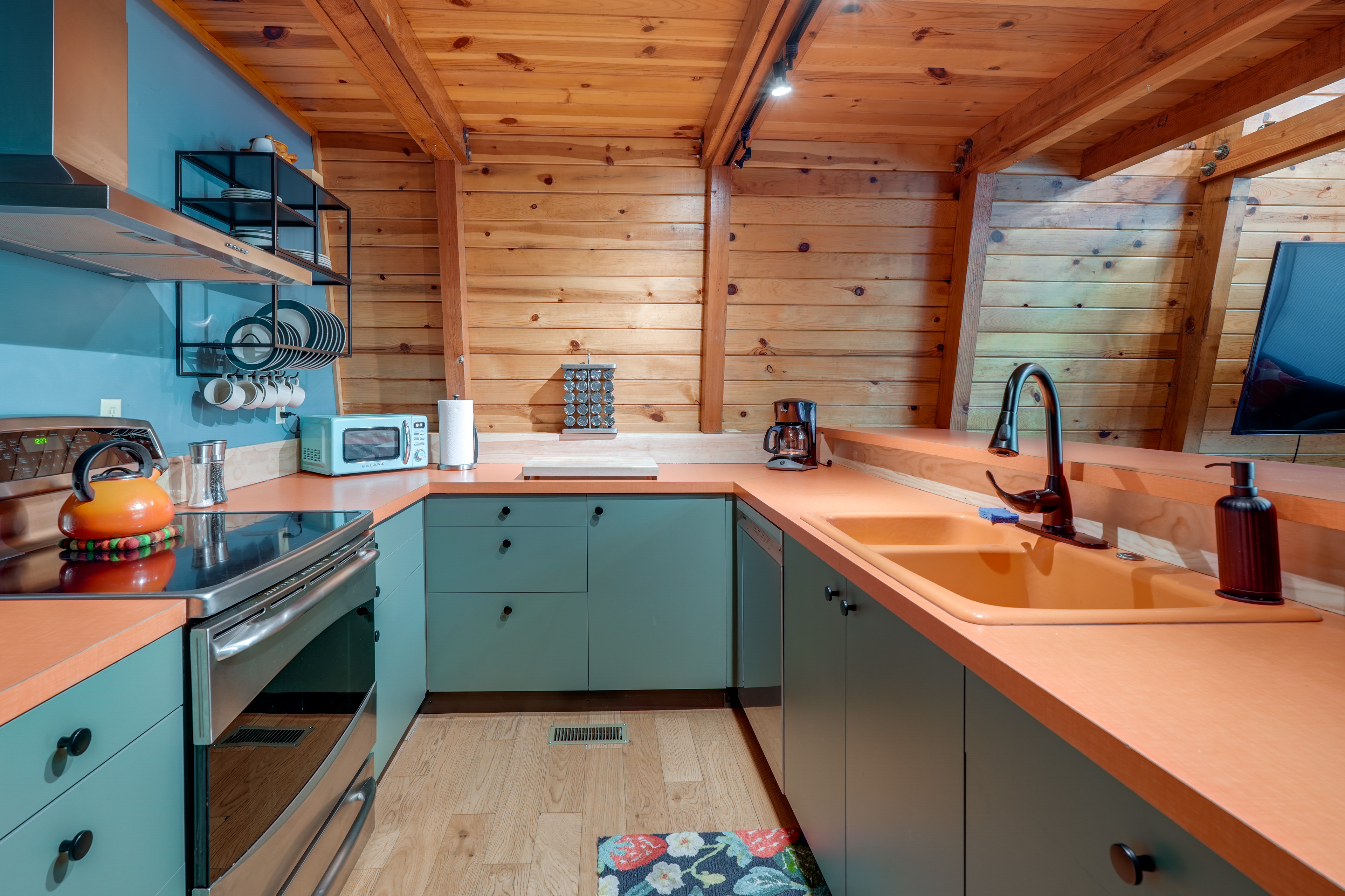 Charming Pinecrest Cabin w/ Private Deck