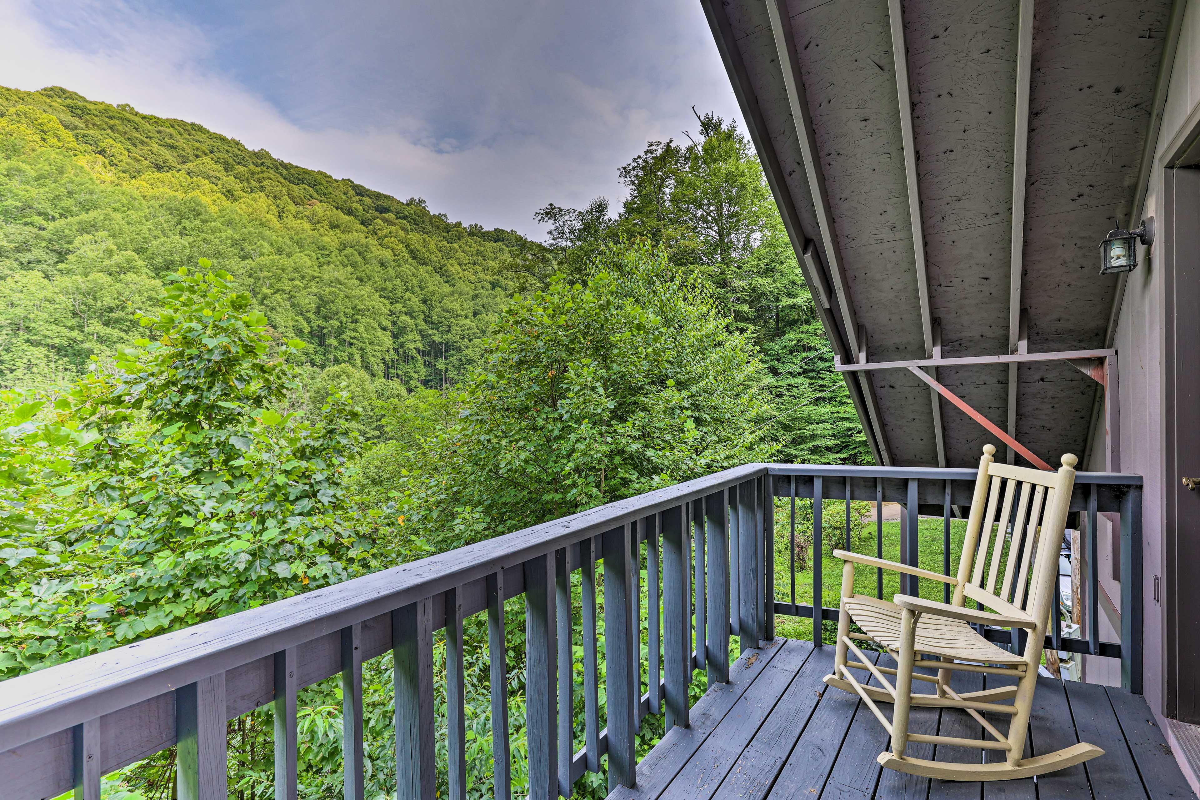 Cozy Roan Mountain Cabin w/ Private Balcony!