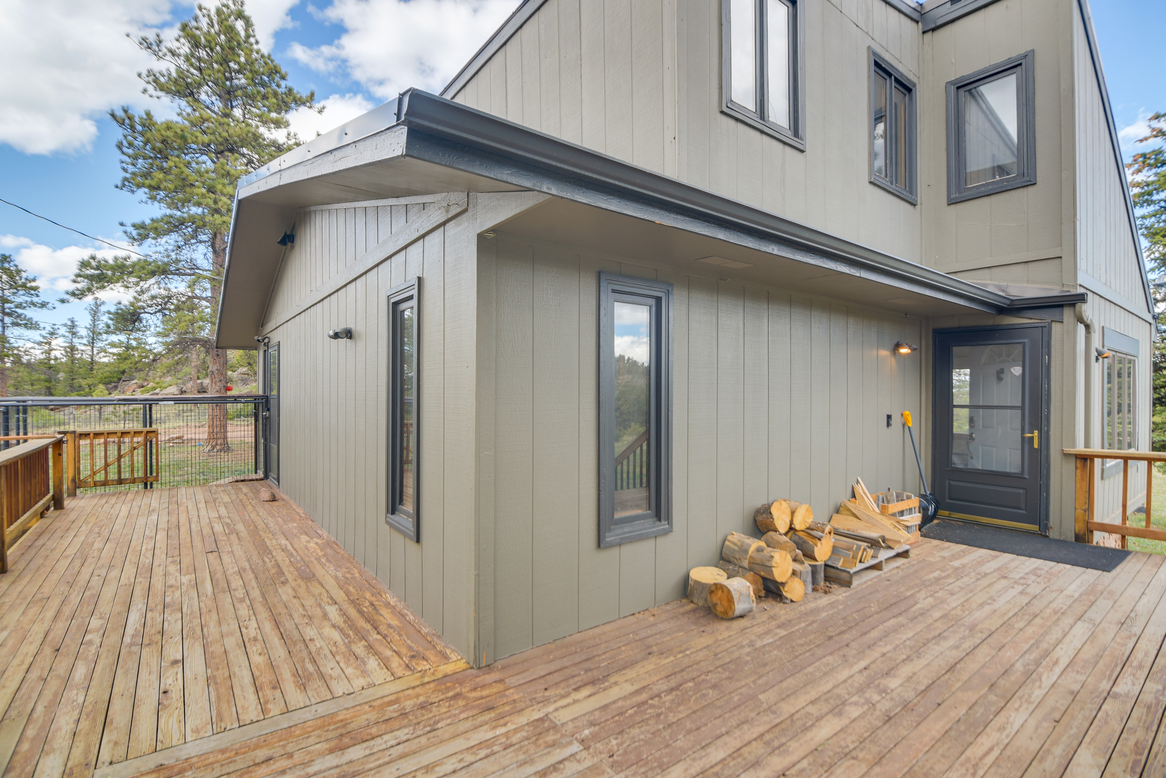 Cozy Red Feather Lakes Retreat w/ Deck & Yard