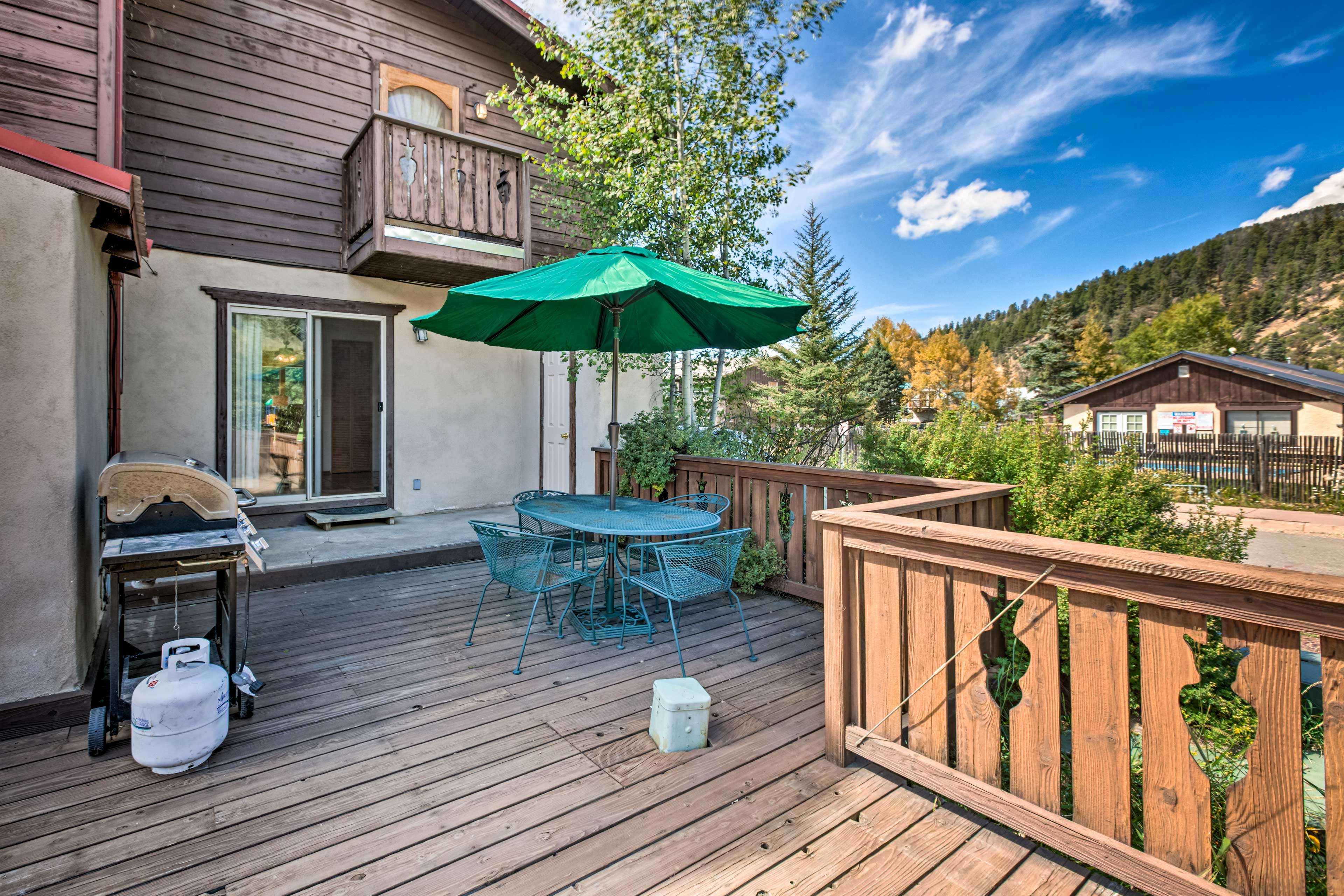 Property Image 1 - Cozy Red River Alpine Condo w/ Mountain Views