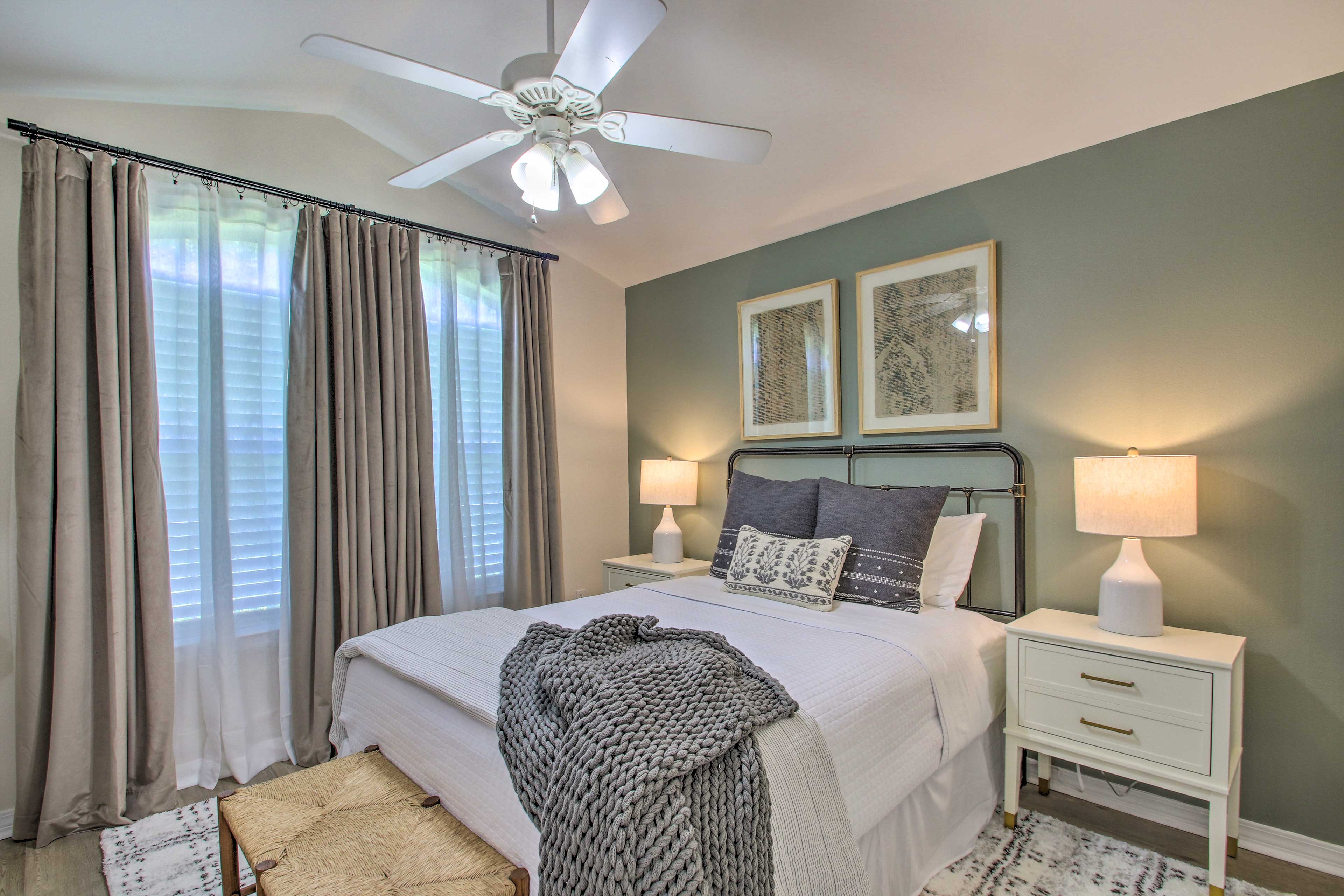 Cozy-Modern Pensacola Home: Large Yard, Grill