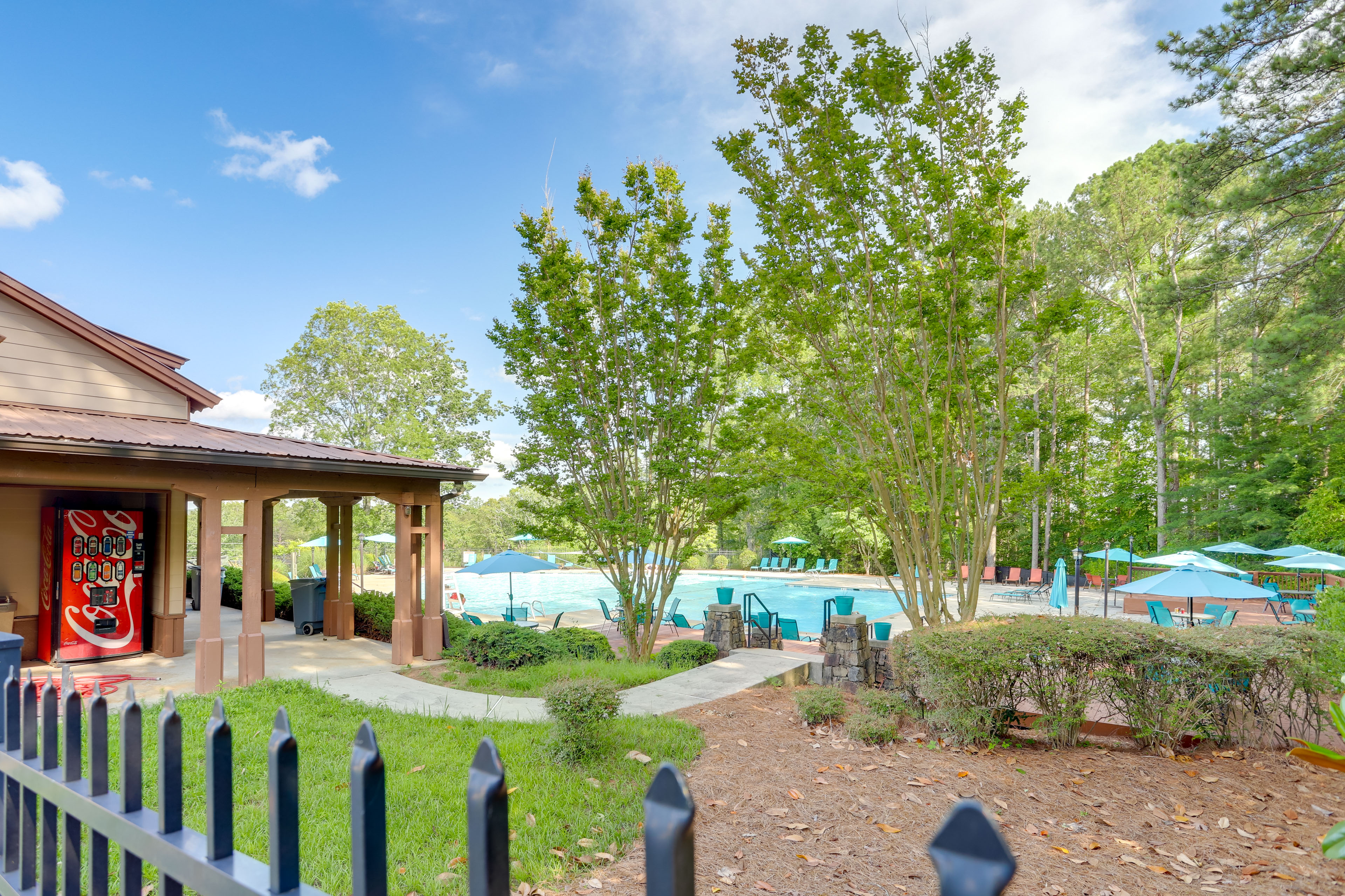 1/2 Mi to Marina: Lake Arrowhead Condo!