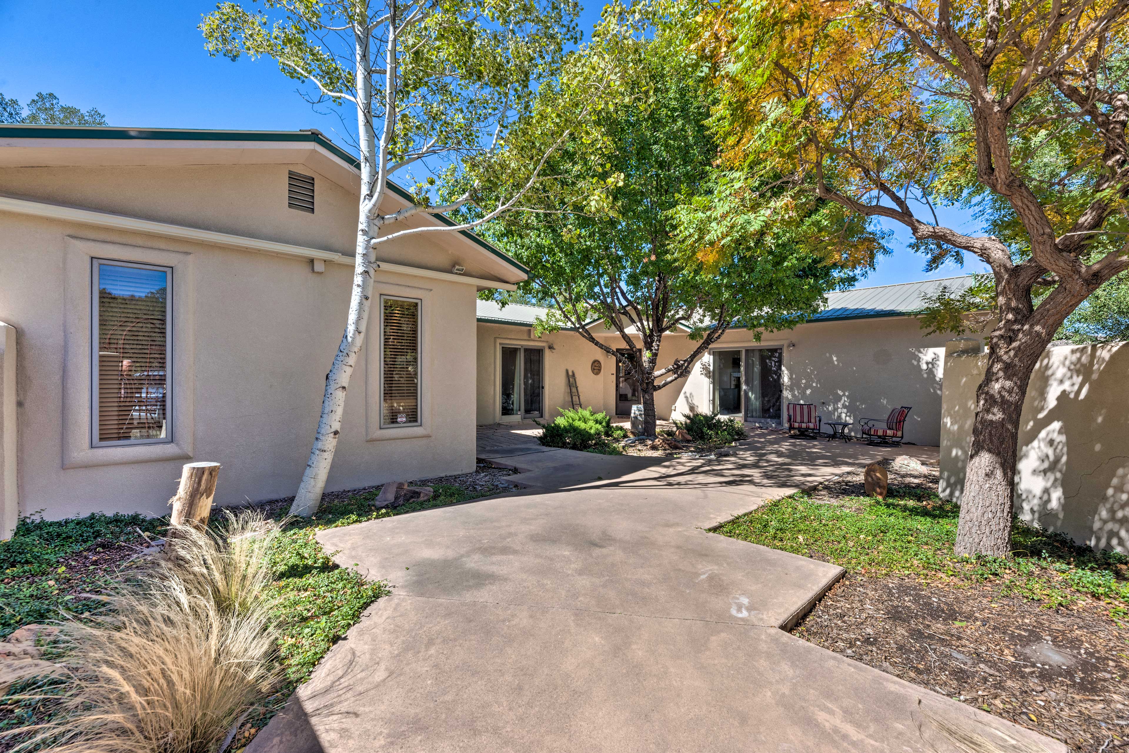 'Doc's Retreat' in Ruidoso Downs w/ Mtn Views