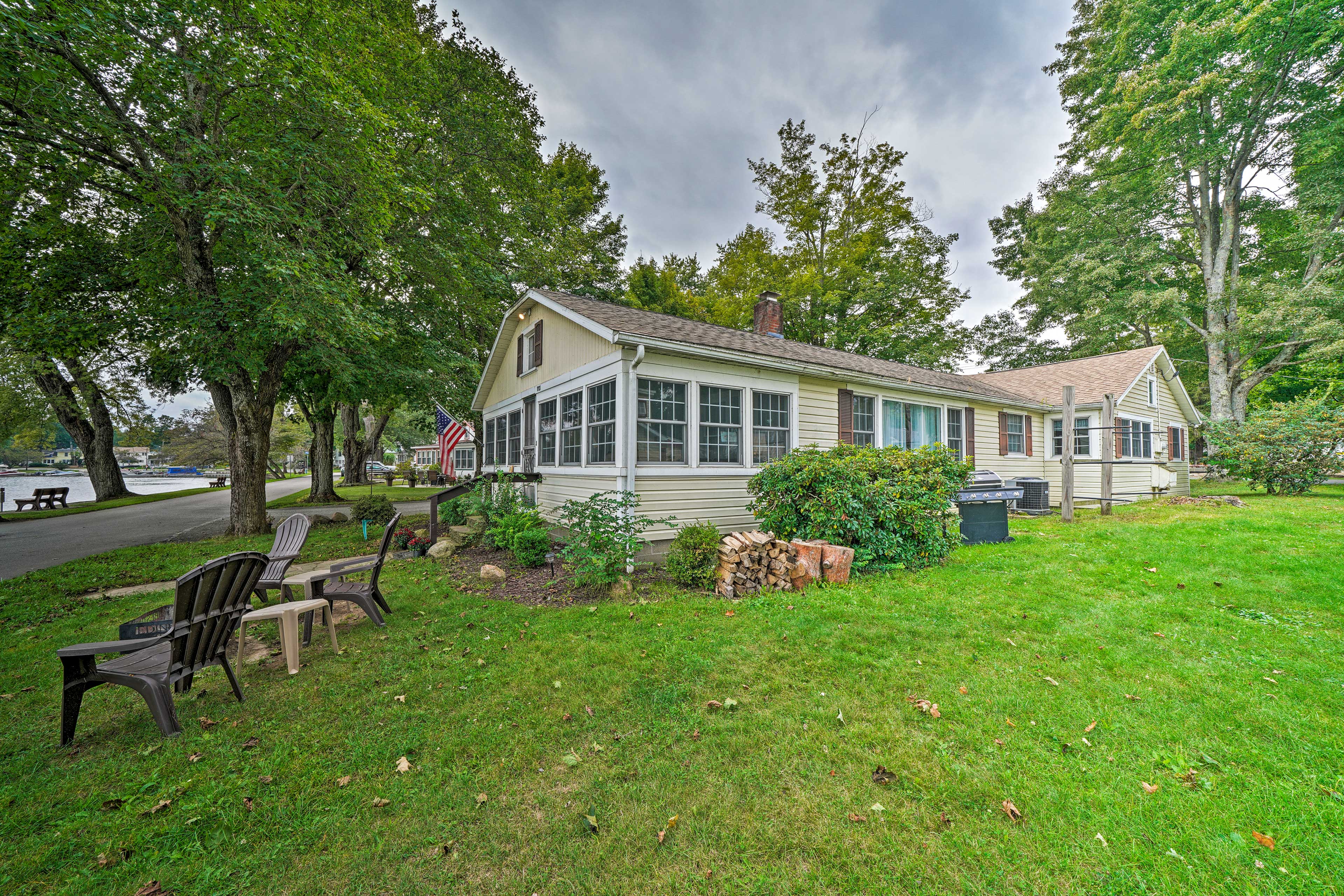 Boat & Ski: Home on Edinboro Lake w/ Grill!