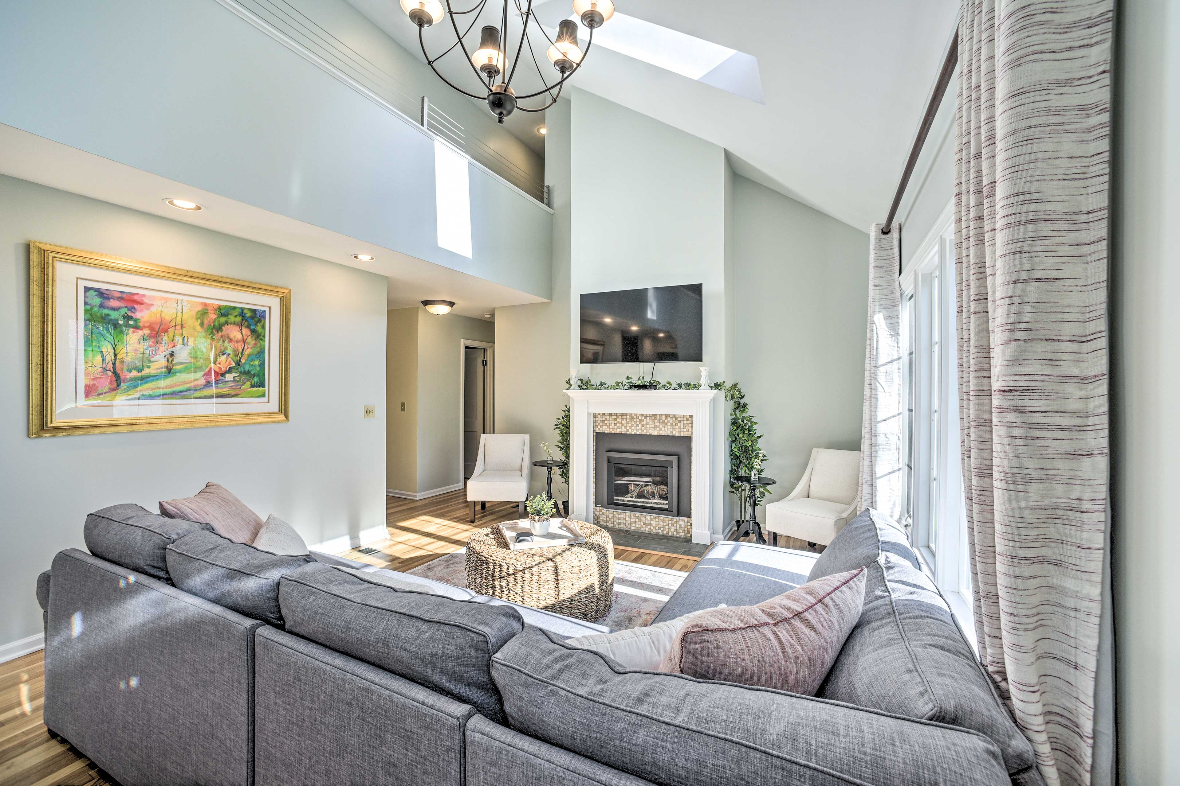 Family-Friendly Retreat w/ Hot Tub: 1 Mi to Dtwn