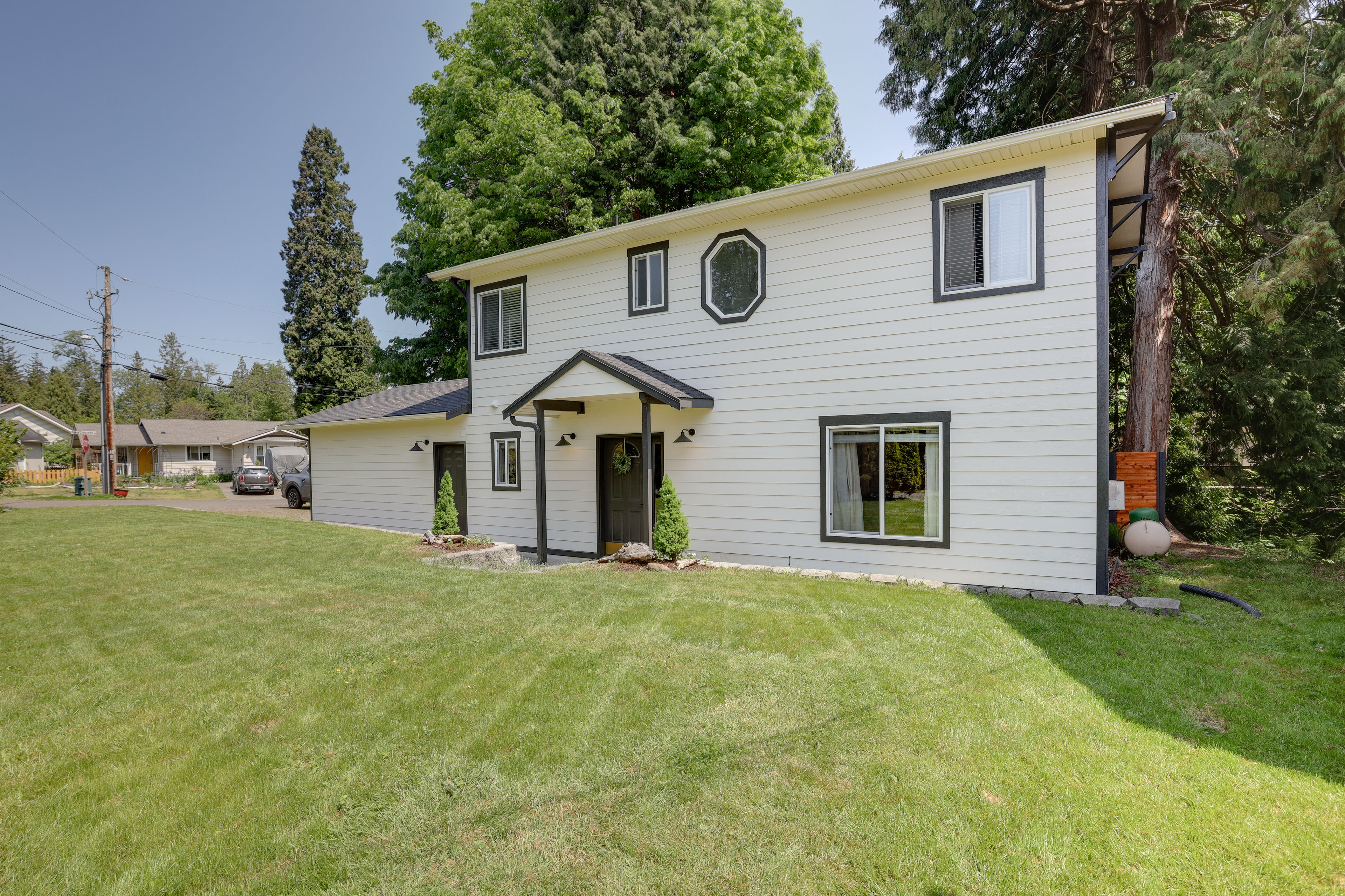 Farmhouse w/ Private Hot Tub < 1 Mile to Birch Bay