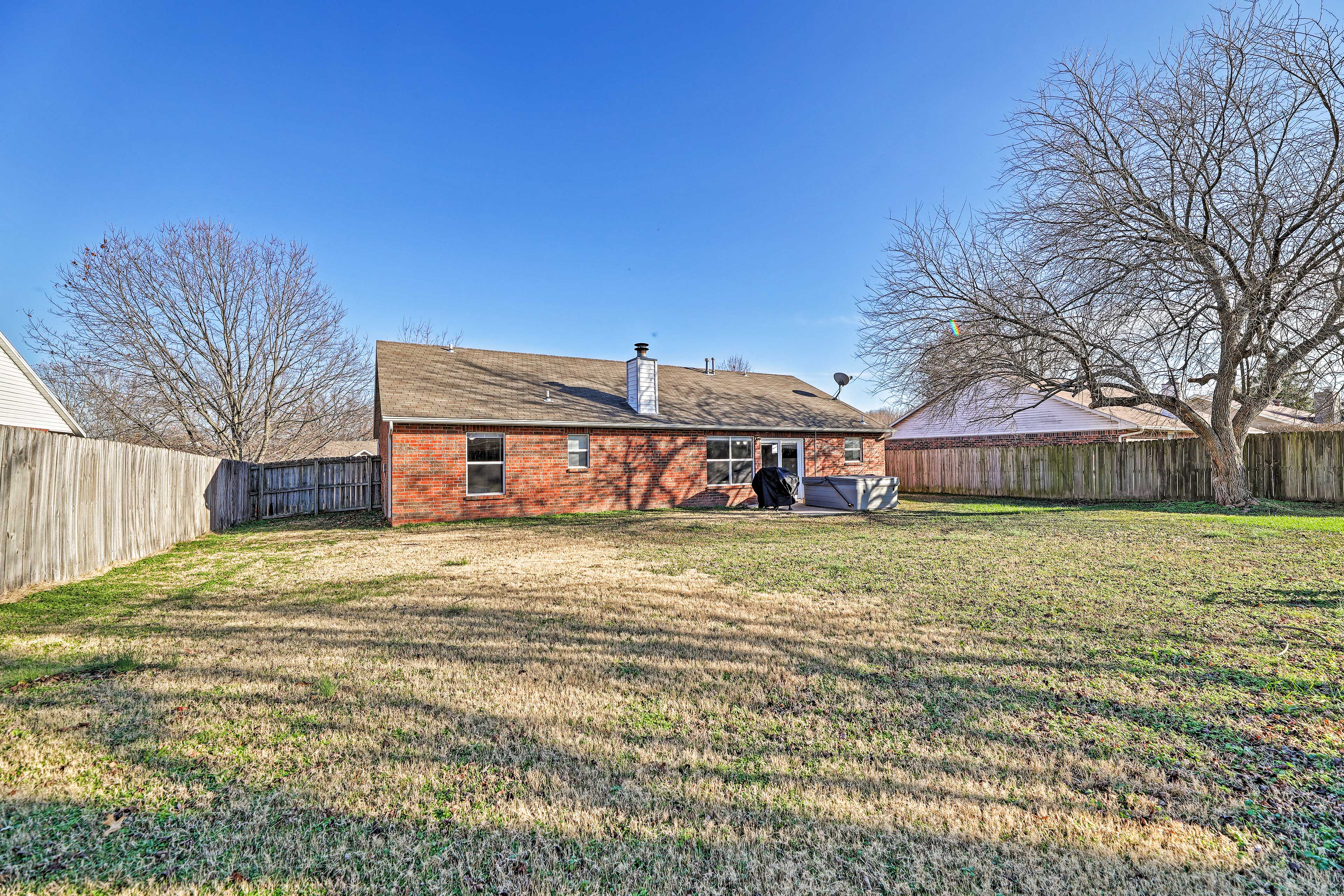Fayetteville Home w/ Hot Tub ~ 3 Mi to U of A!